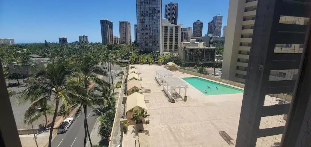 Pool View in Waikiki beach modern studio No resort fee Best location