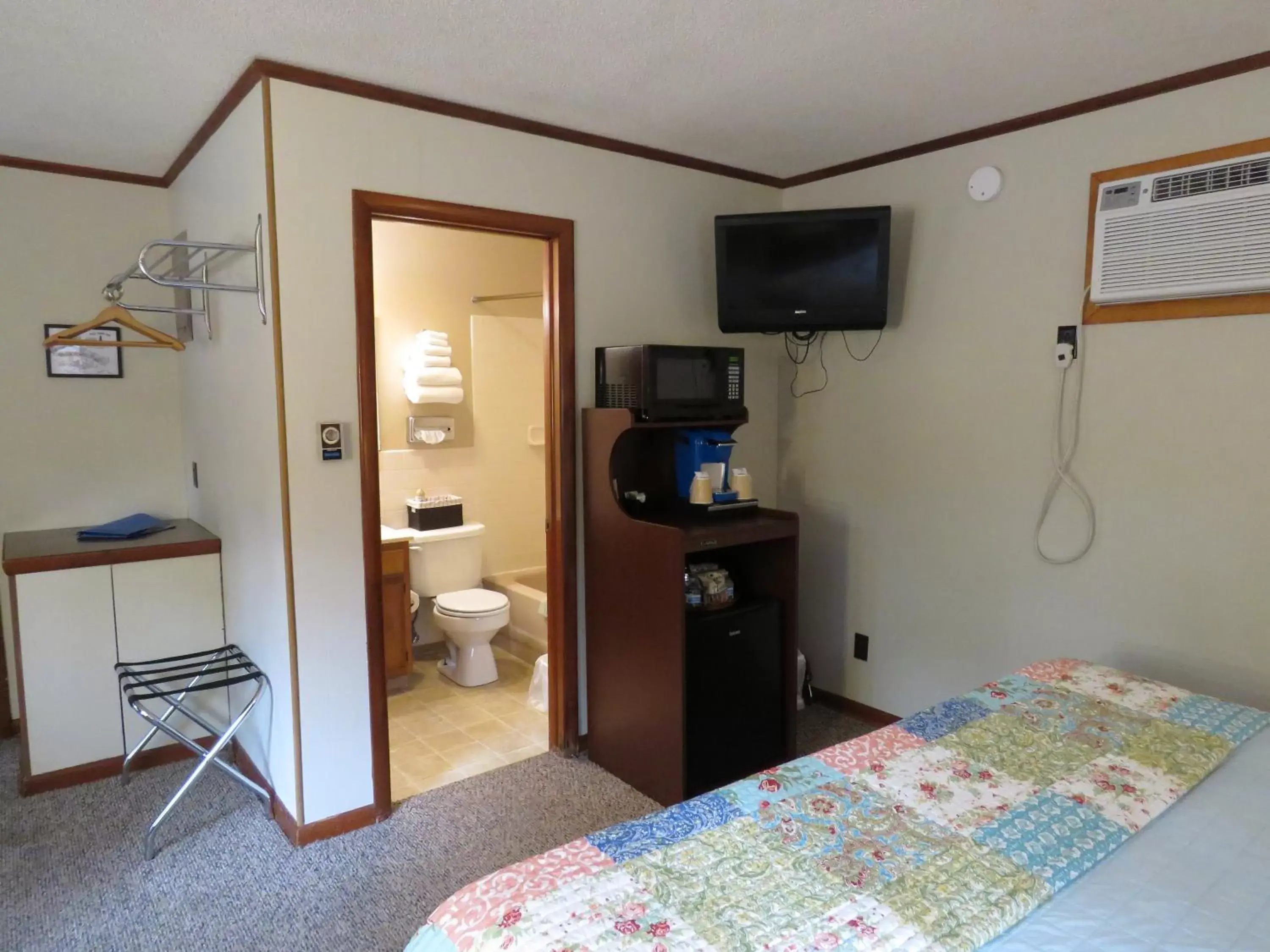 Bathroom, TV/Entertainment Center in Tall Pines Inn