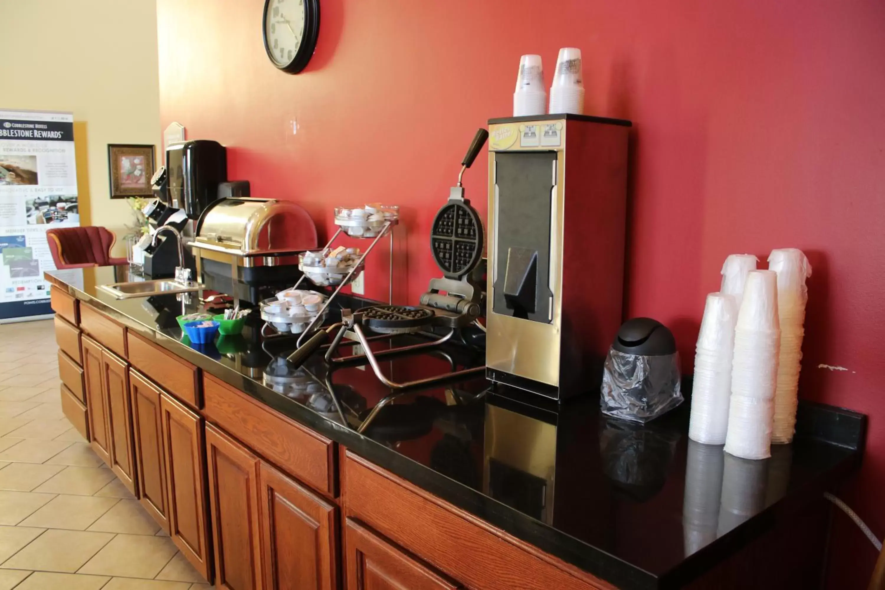 Continental breakfast, Kitchen/Kitchenette in The Edgewood Hotel and Suites