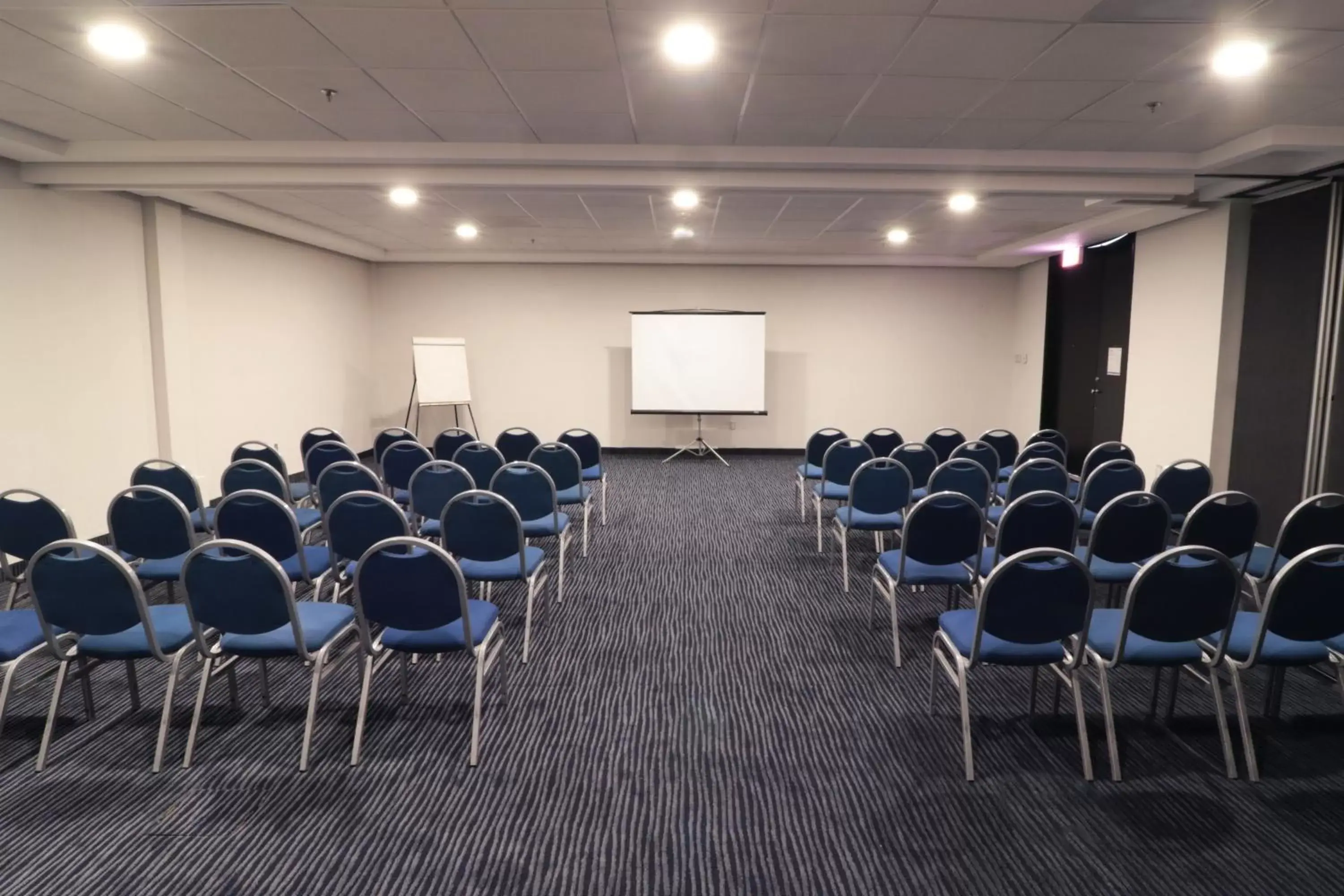 Meeting/conference room in Holiday Inn Express San Luis Potosí, an IHG Hotel