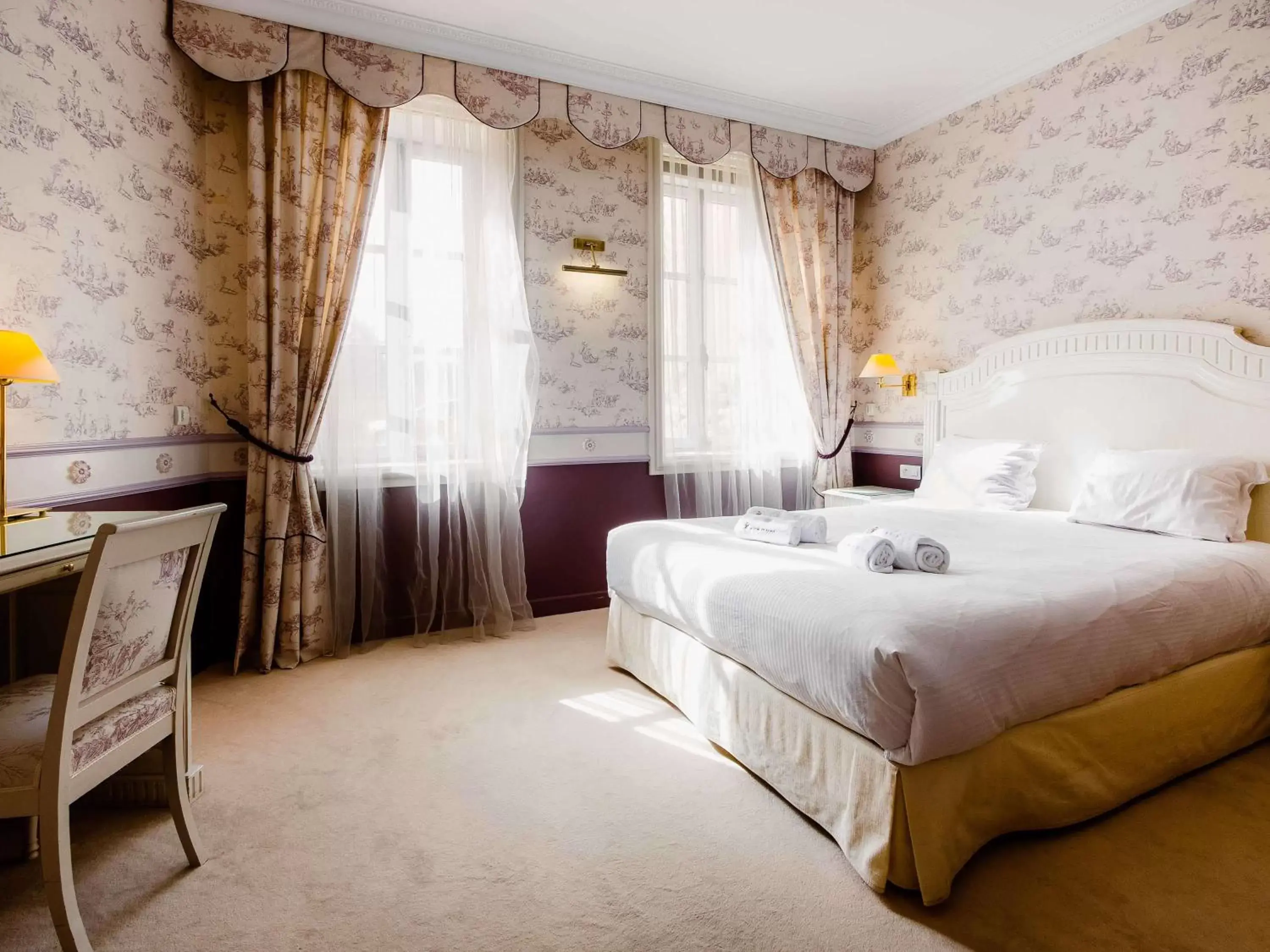 Photo of the whole room, Bed in Mercure Moulins Centre Hôtel de Paris