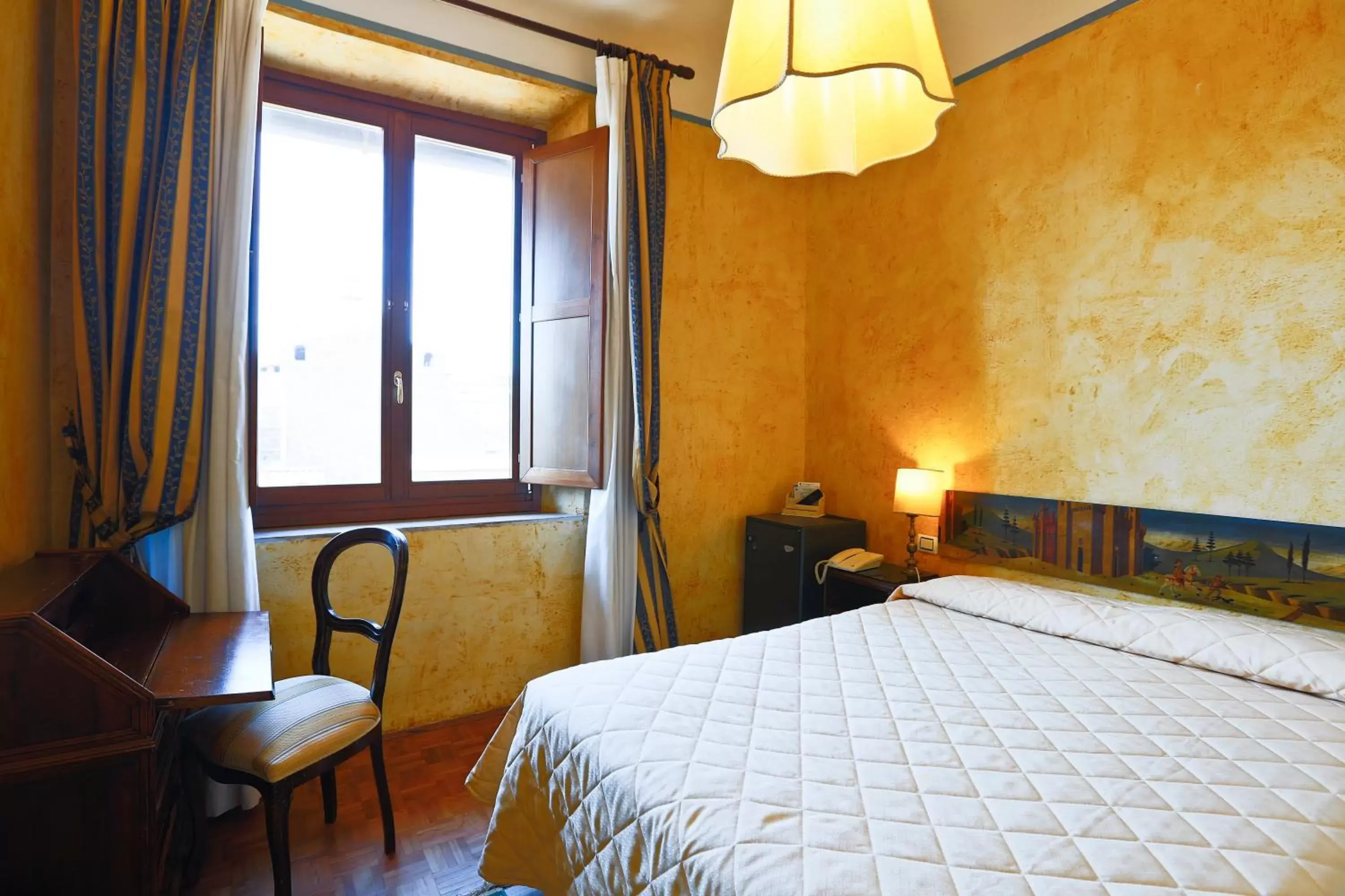 Bed in Hotel Croce Di Malta