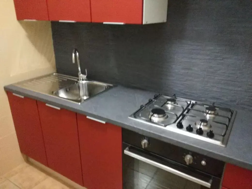 Kitchen or kitchenette, Kitchen/Kitchenette in Stanza in Villa con giardino vista mare