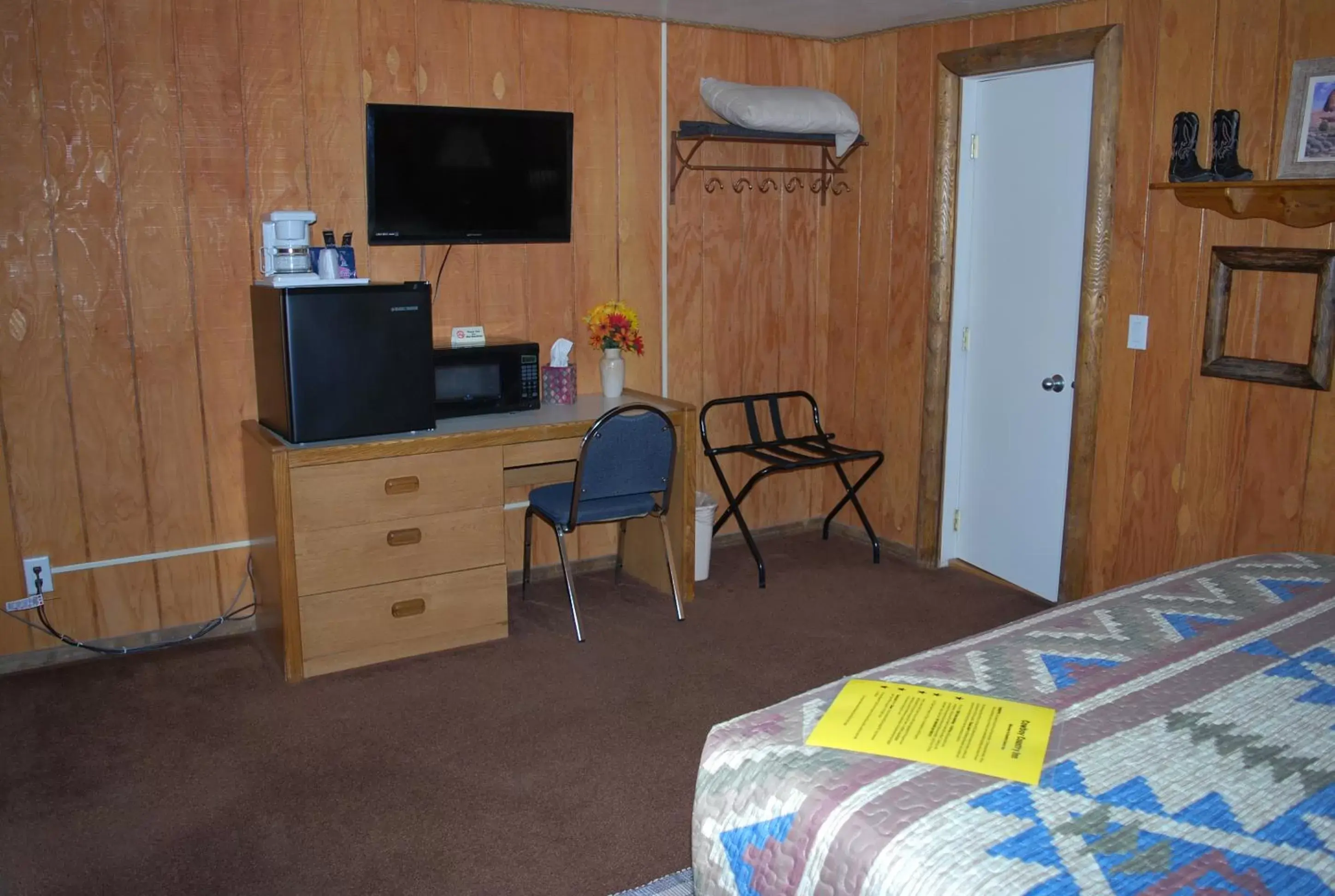 Bedroom, TV/Entertainment Center in Cowboy Country Inn