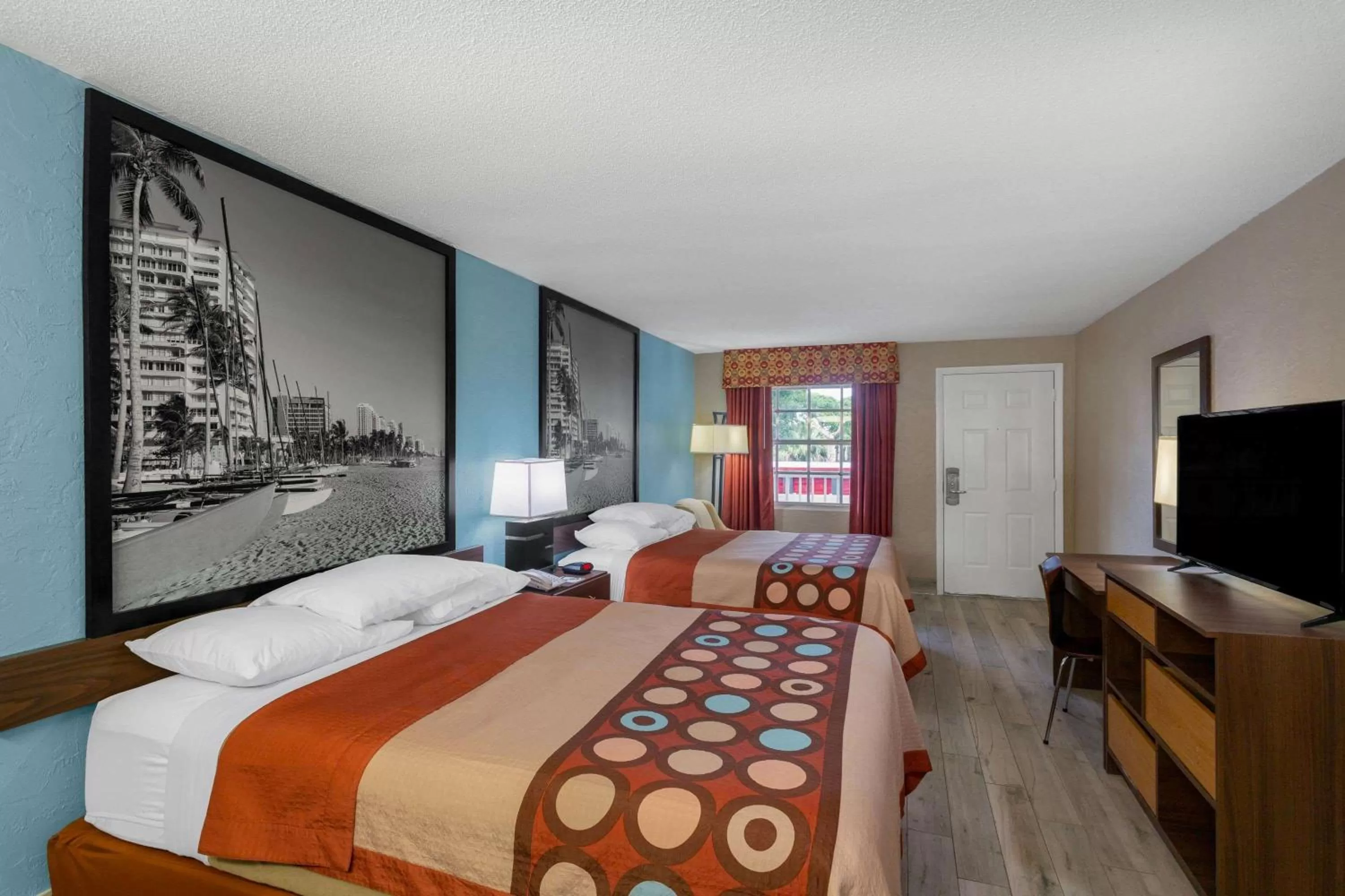Photo of the whole room, Bed in Super 8 by Wyndham Bradenton Sarasota Area