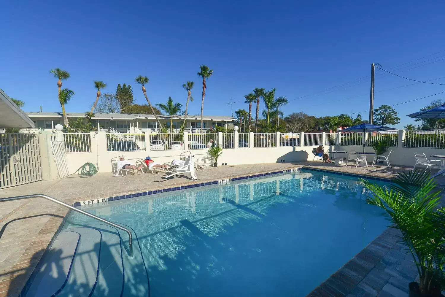 Property building, Swimming Pool in Regency Inn & Suites Sarasota