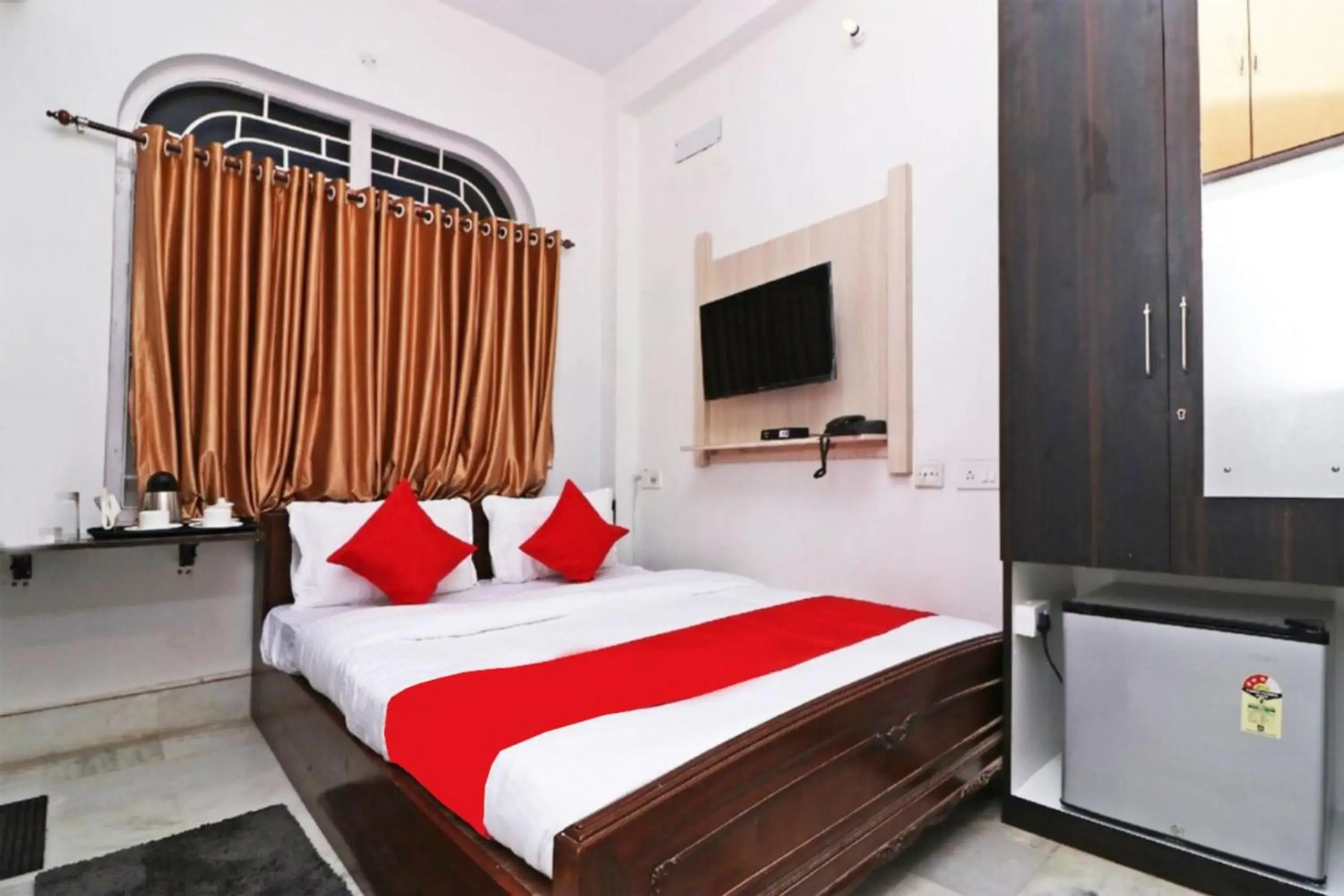 Communal lounge/ TV room, Bed in Goroomgo Manurama Stay Ruby Kolkata