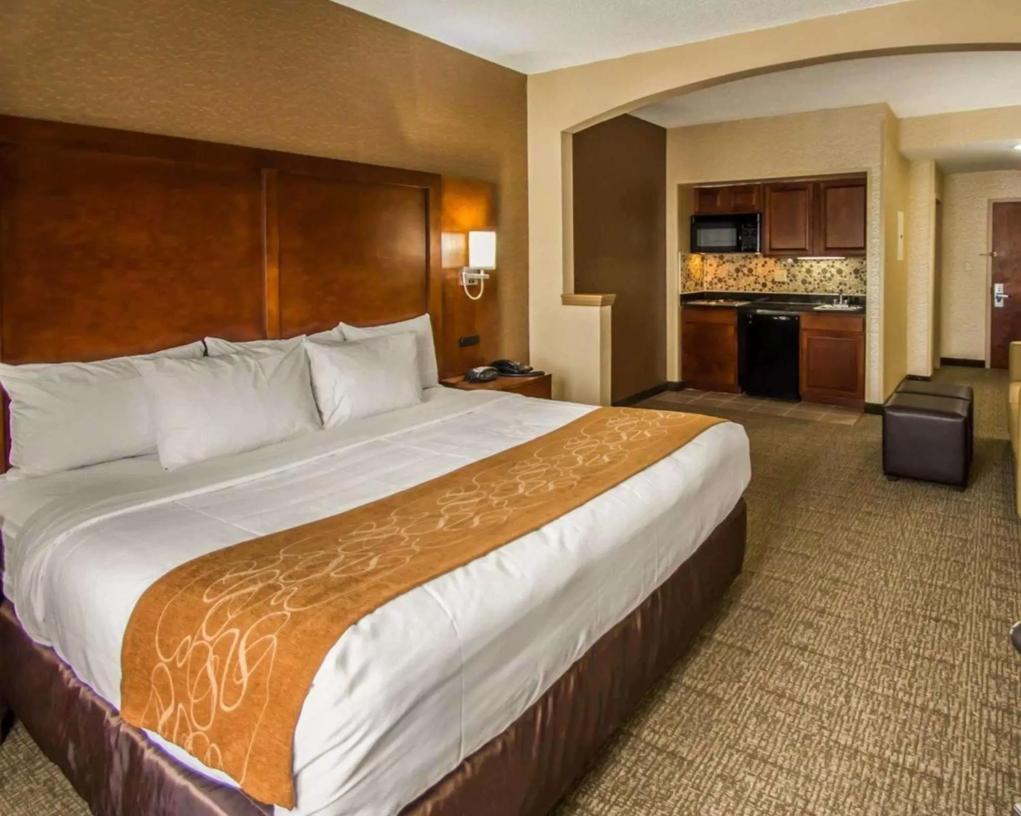 Photo of the whole room in Quality Suites NYC Gateway