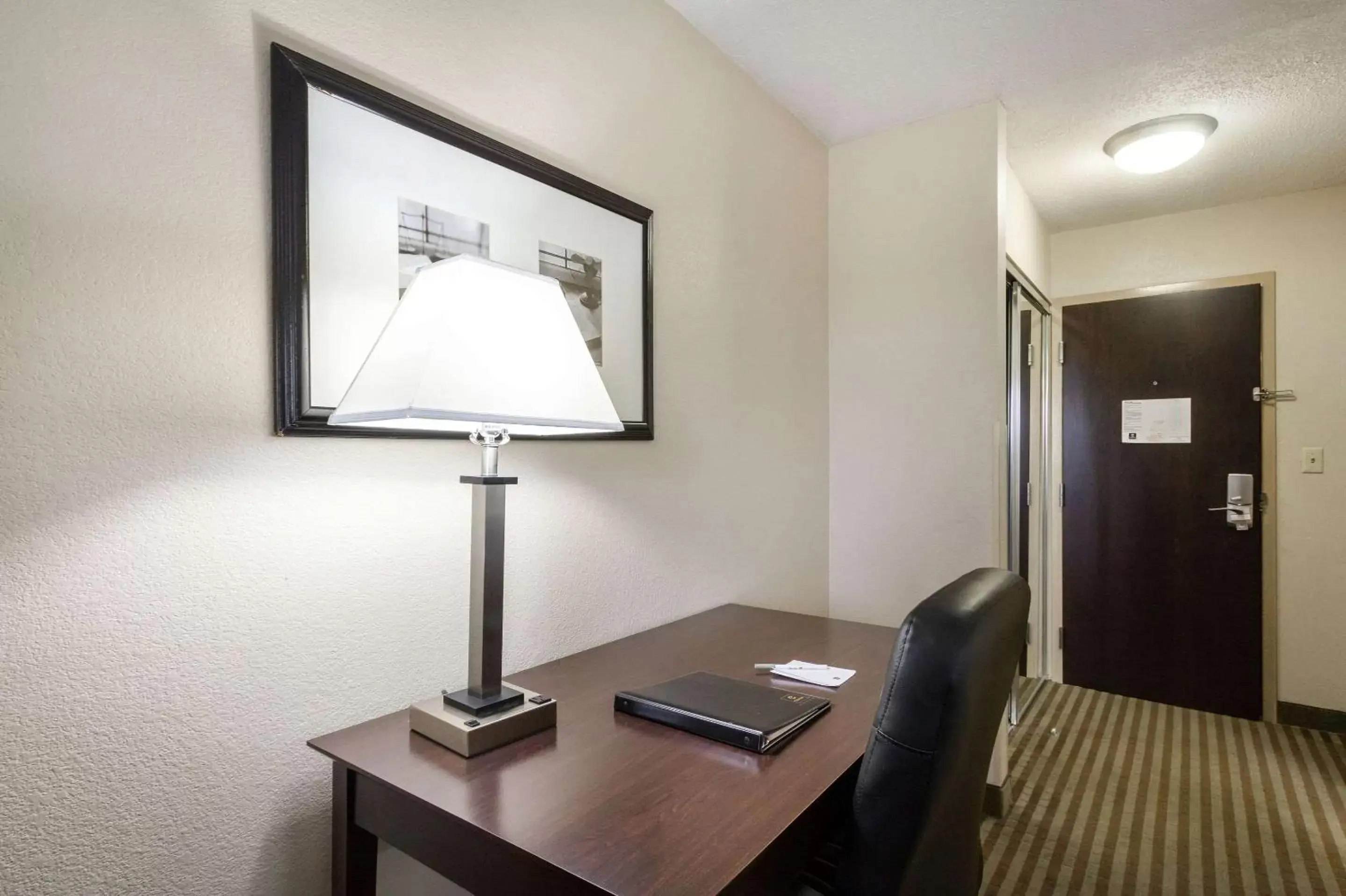 Photo of the whole room, TV/Entertainment Center in Clarion Hotel Beachwood-Cleveland