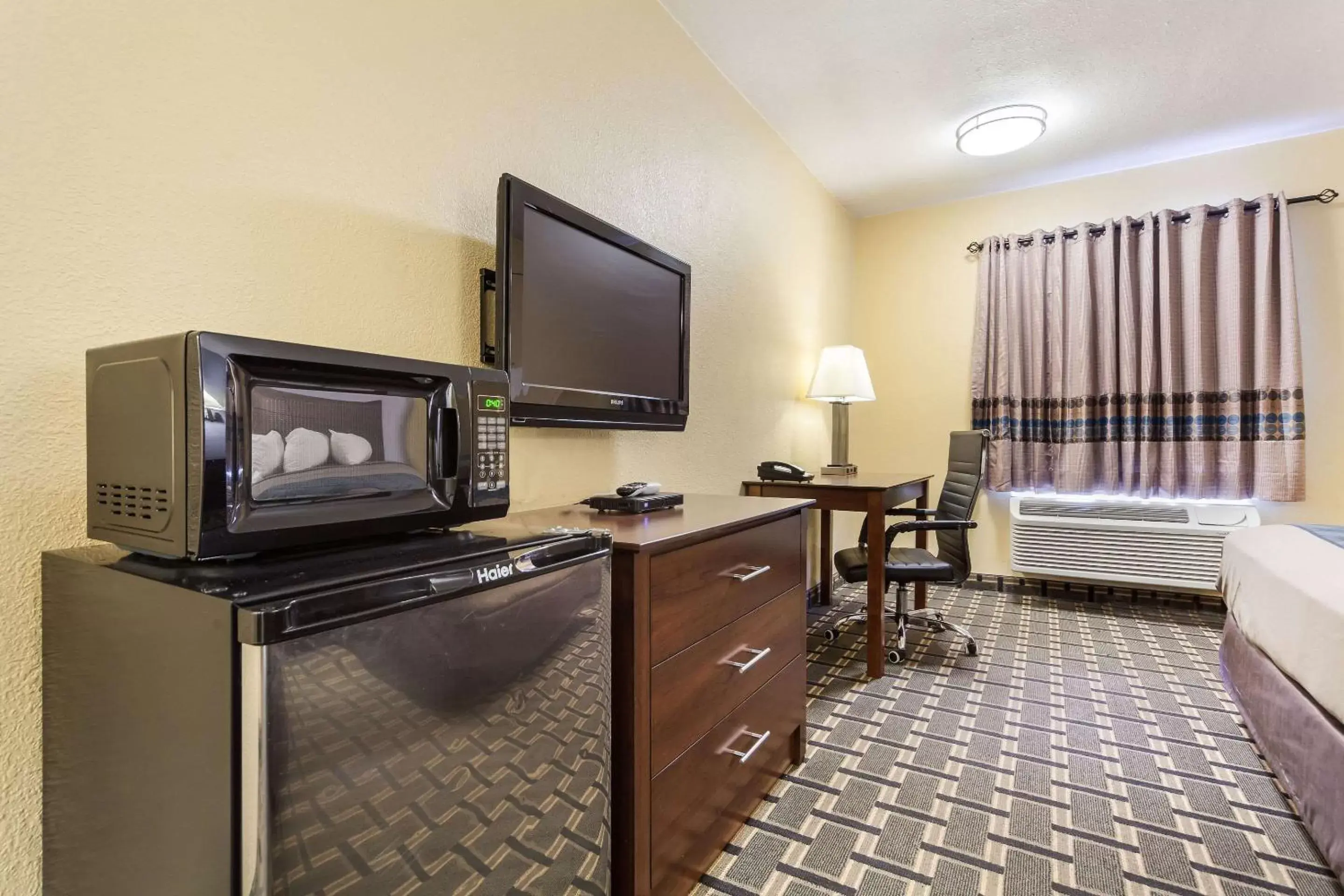 Photo of the whole room, TV/Entertainment Center in Rodeway Inn University District