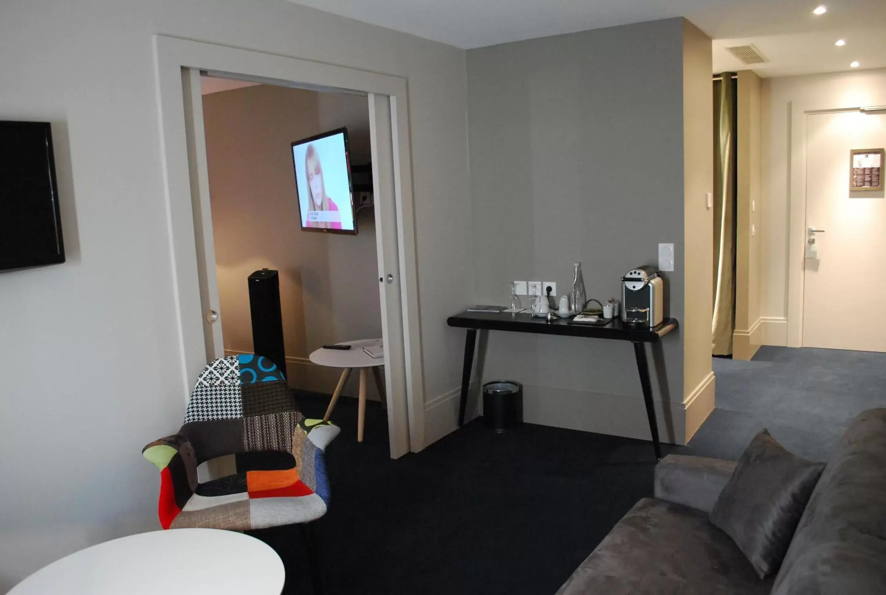 Photo of the whole room, Seating Area in Hotel le Cinq Hyper - Centre