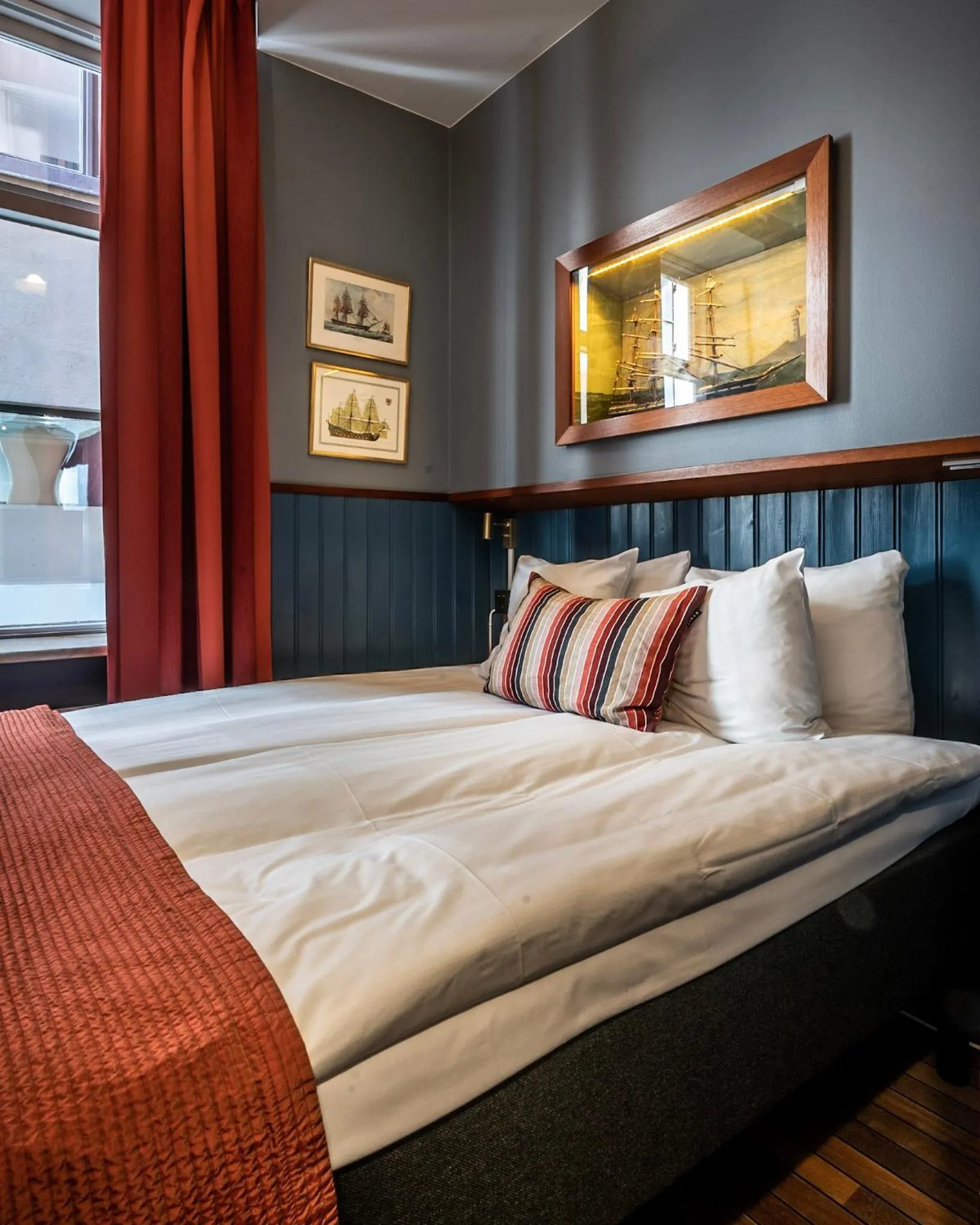 Bed in Lord Nelson Hotel