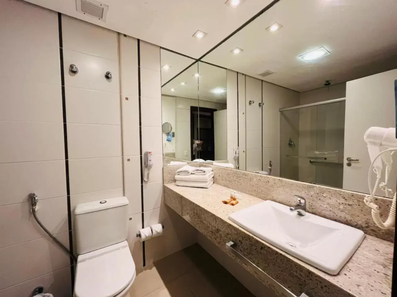 Toilet, Bathroom in Parque Balneário Santos by Atlantica Hotels
