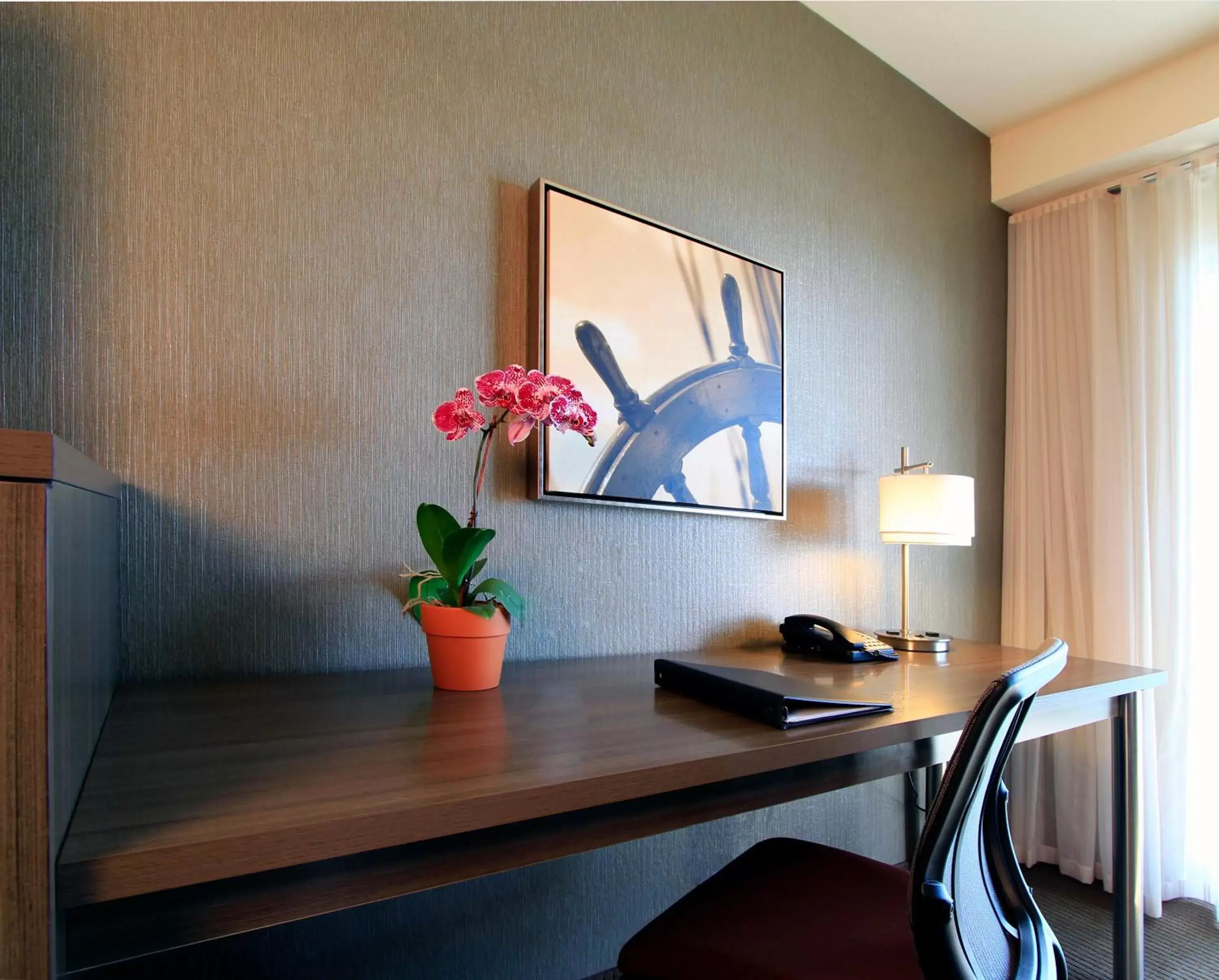Seating area, TV/Entertainment Center in Executive Inn & Suites Oakland