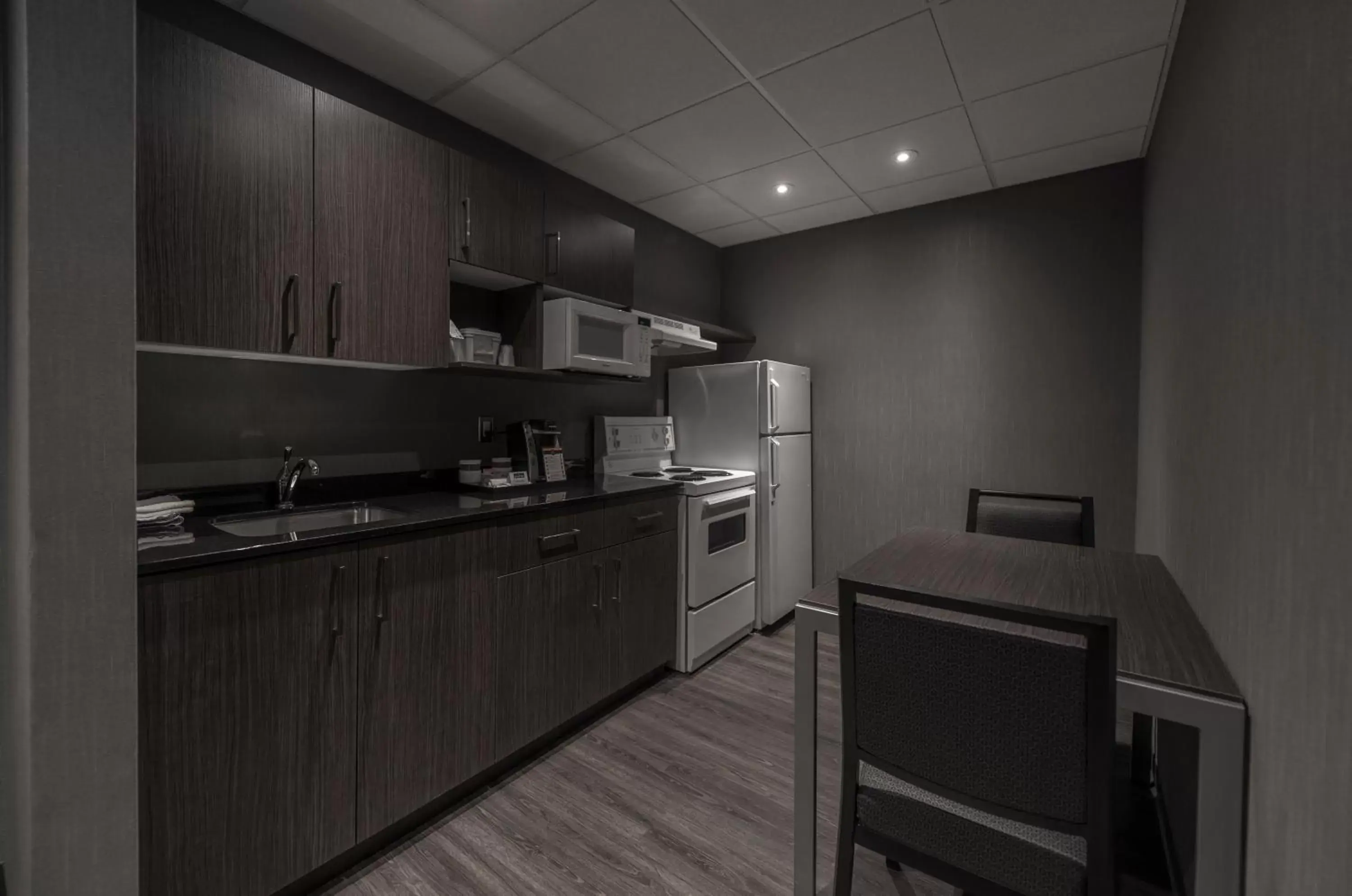 Dining area, Kitchen/Kitchenette in Hotel & Suites Le Dauphin Drummondville