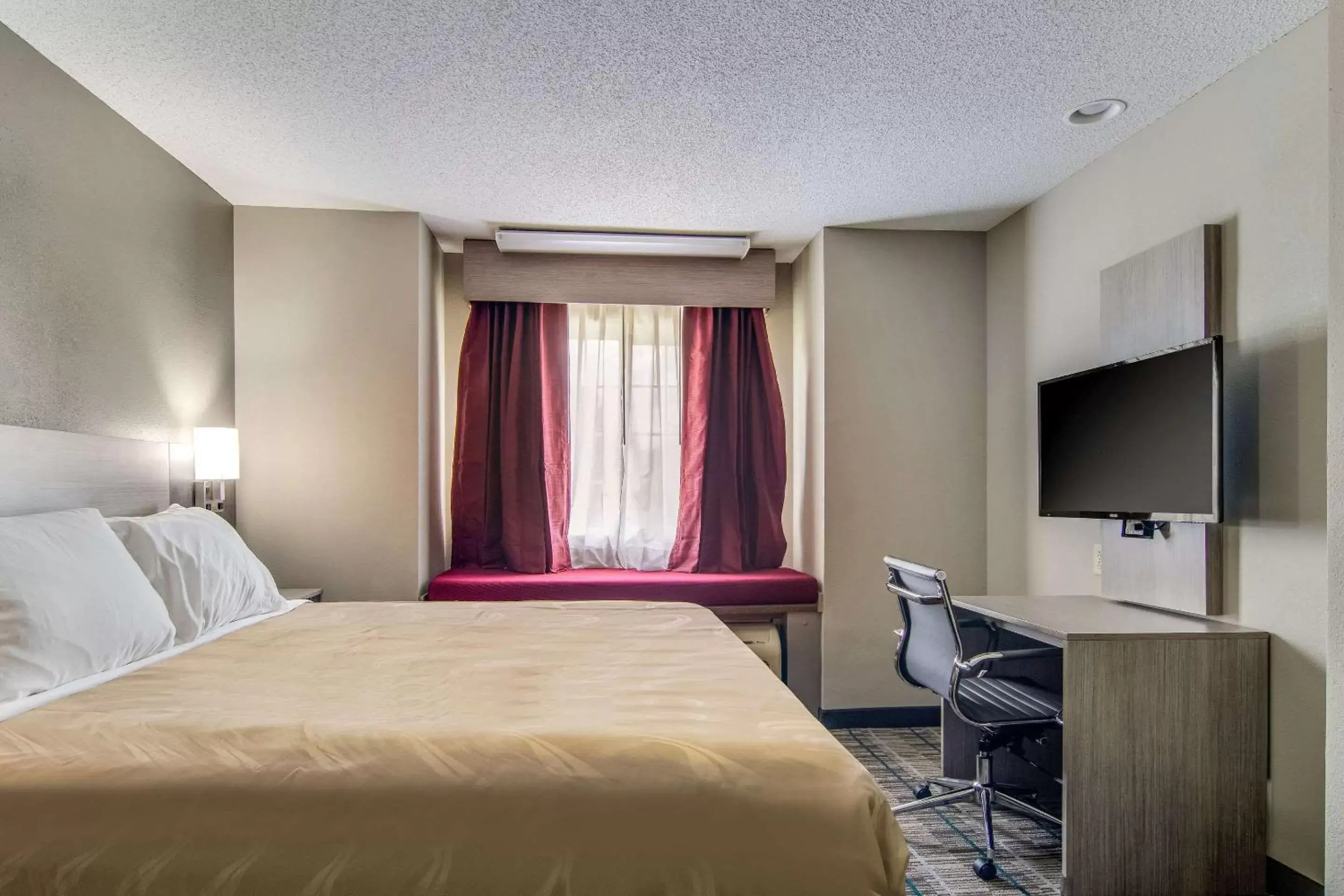 Seating area, Bed in Quality Inn & Suites Grove City-Outlet Mall