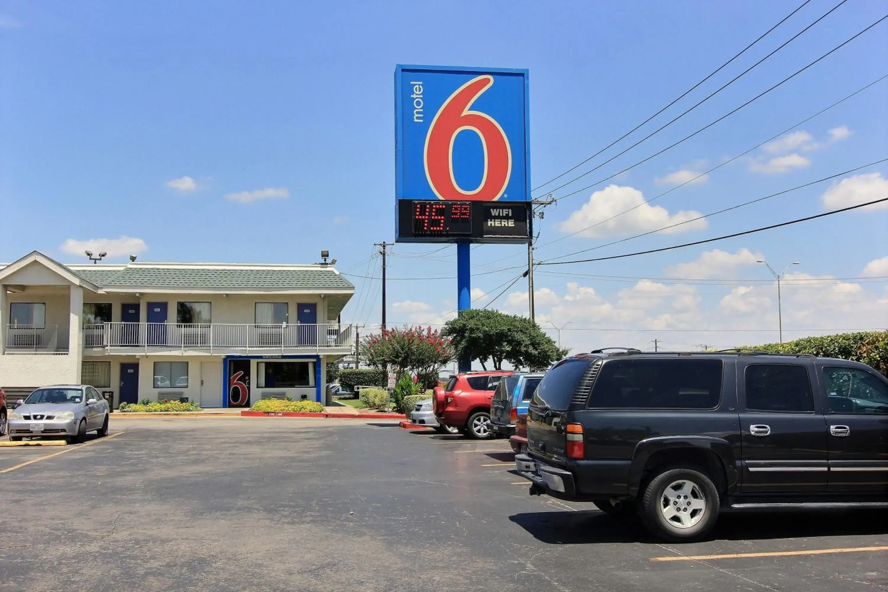 Facade/entrance, Property Building in Motel 6-Austin, TX