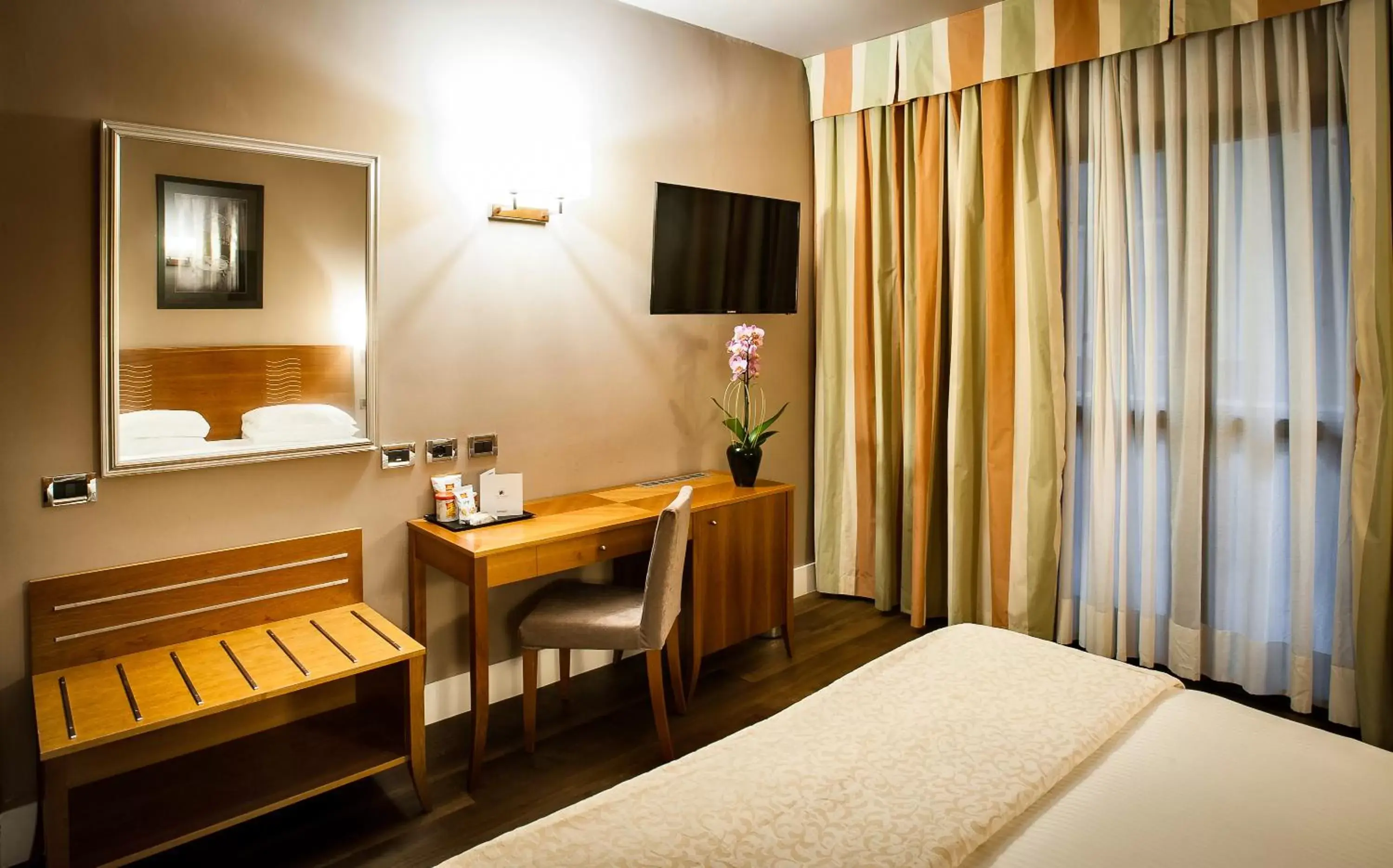 Photo of the whole room, Bed in Hotel dei Cavalieri Caserta - La Reggia
