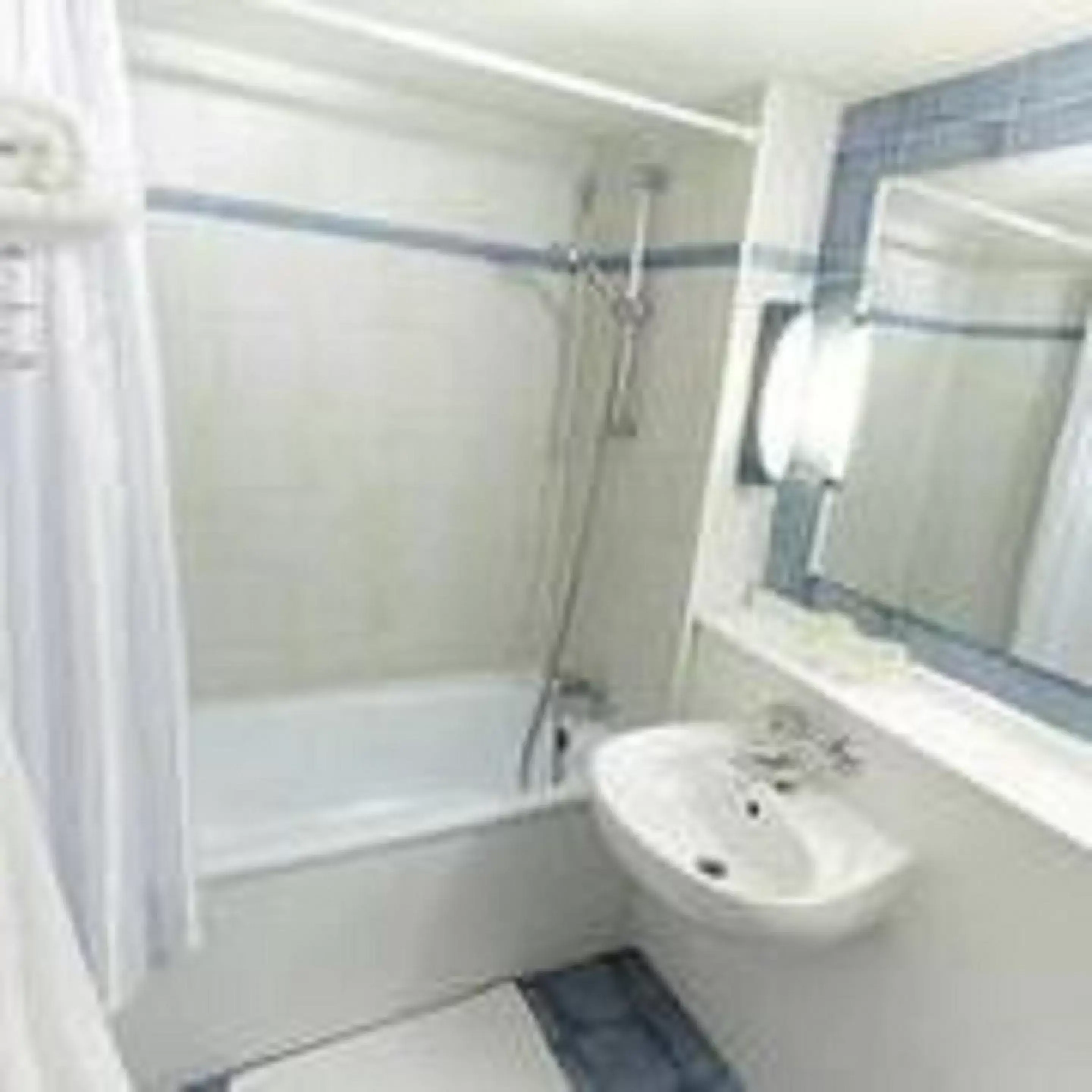 Bathroom in Campanile Dax - Saint-Paul-Les-Dax