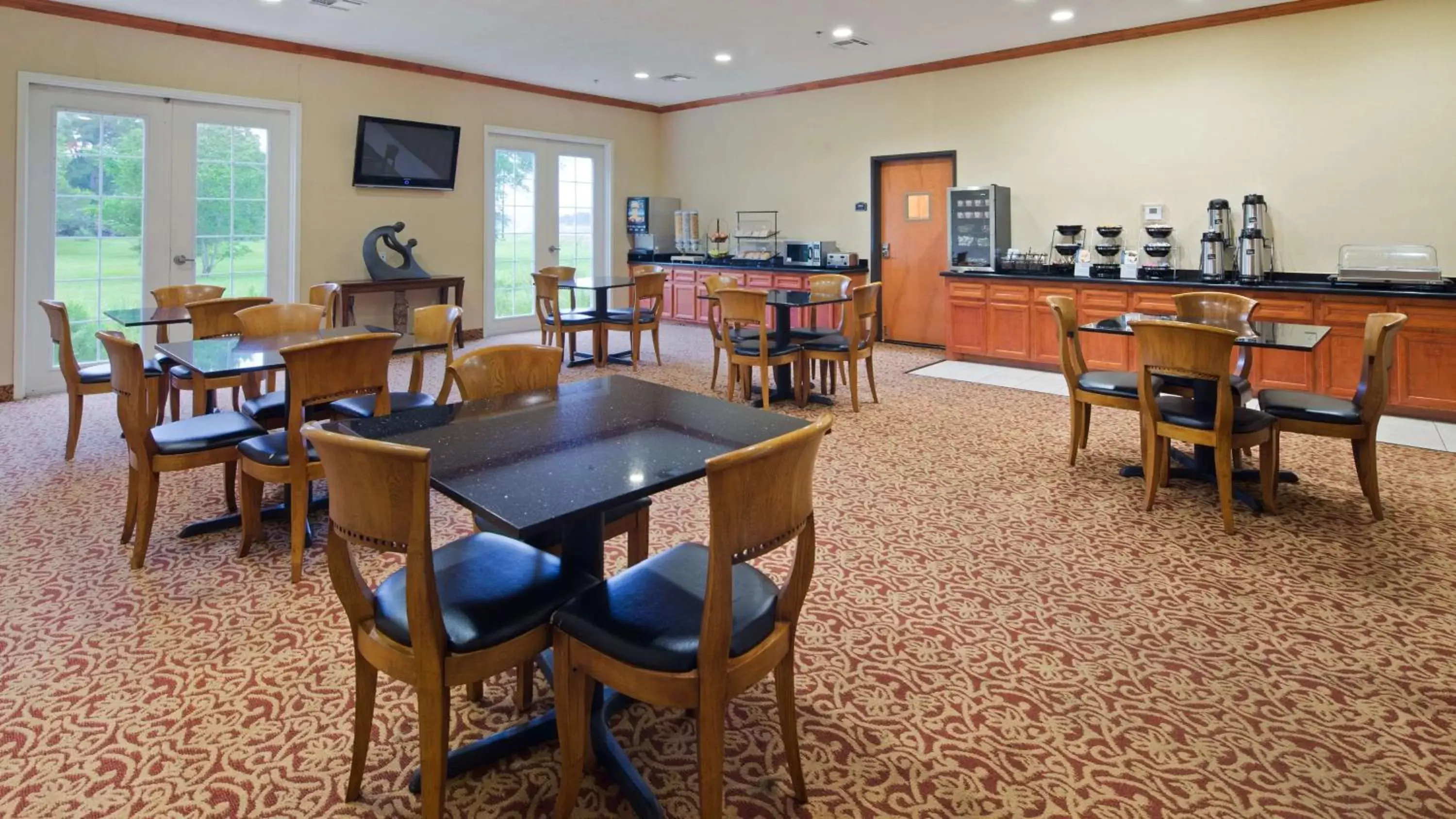 Restaurant/Places to Eat in Best Western Inn & Suites Cleveland