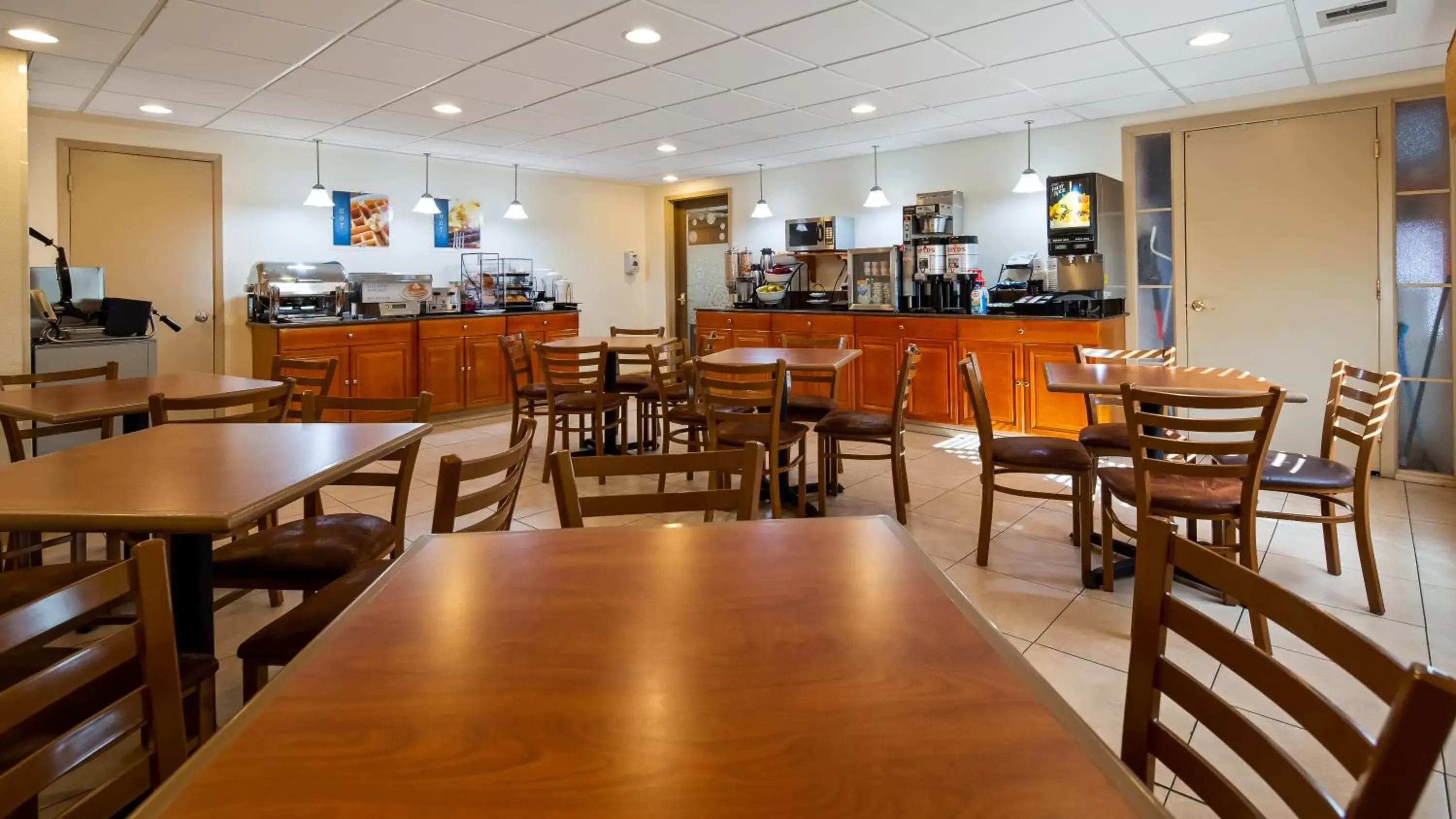 Continental breakfast, Restaurant/Places to Eat in Best Western Inn & Suites