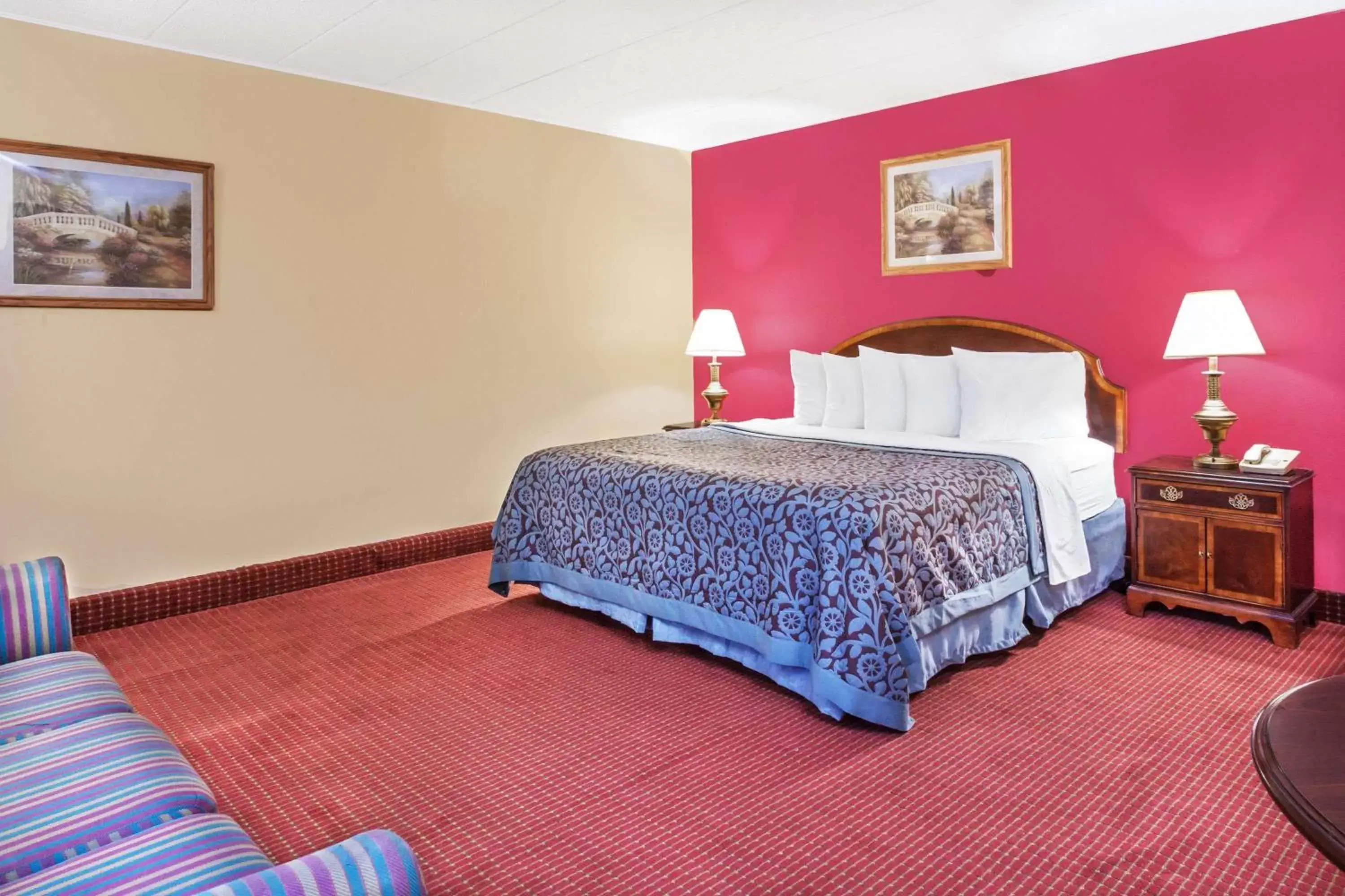 Photo of the whole room, Bed in Days Inn by Wyndham Scranton PA