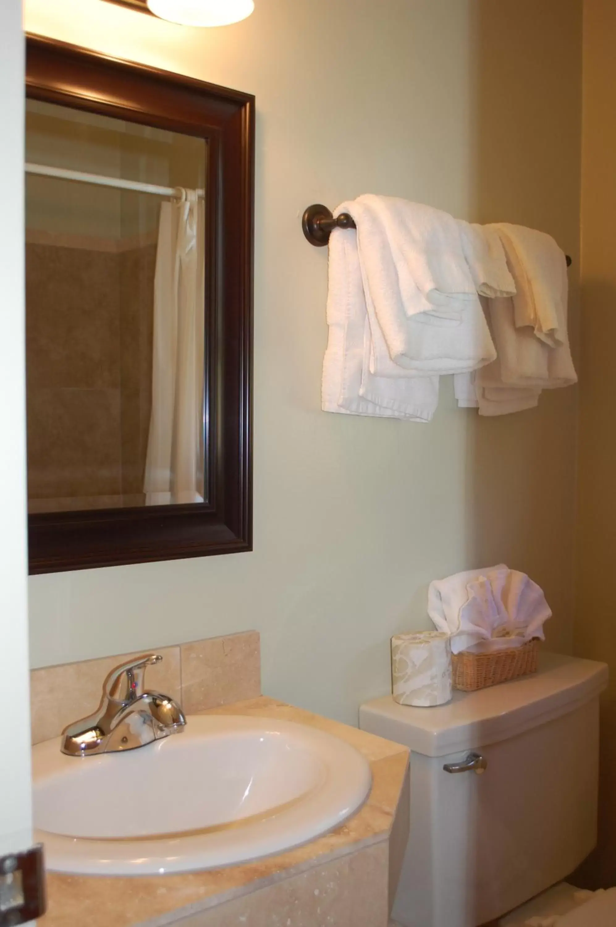 Queen Room in Trees Motel Queen Room in Trees Motel