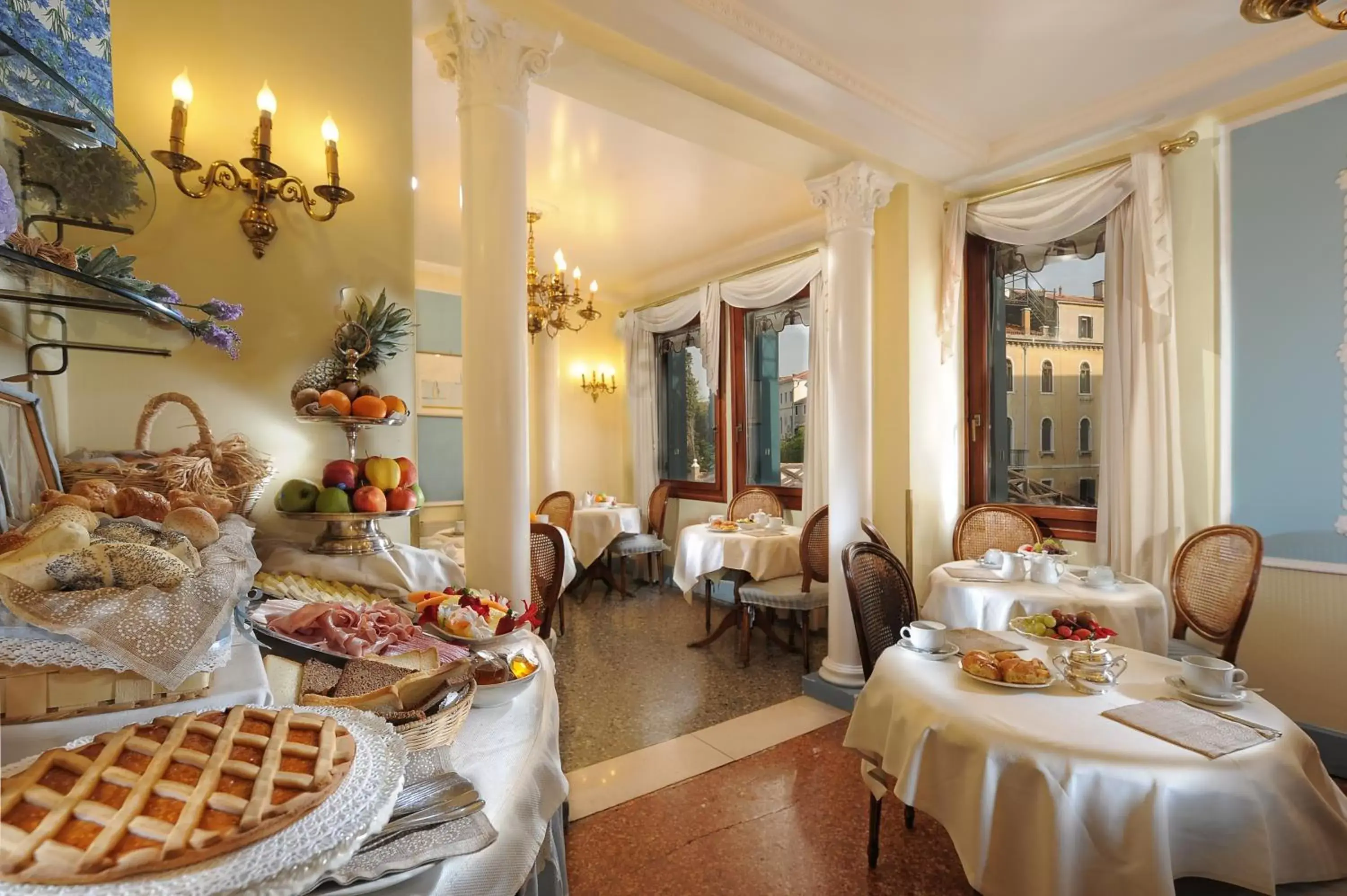 Restaurant/Places to Eat in Hotel Arlecchino