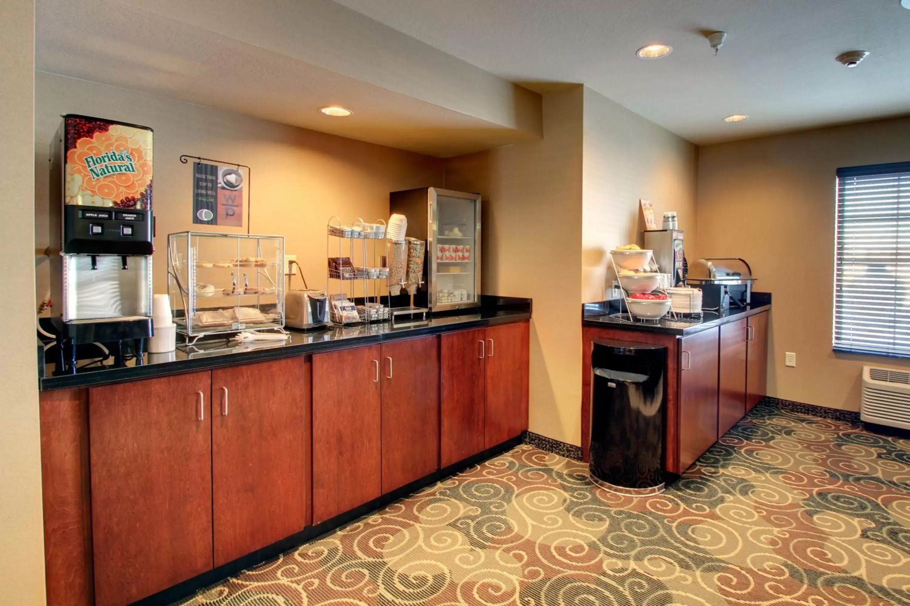 Food, Restaurant/Places to Eat in Cobblestone Inn & Suites - Harvey