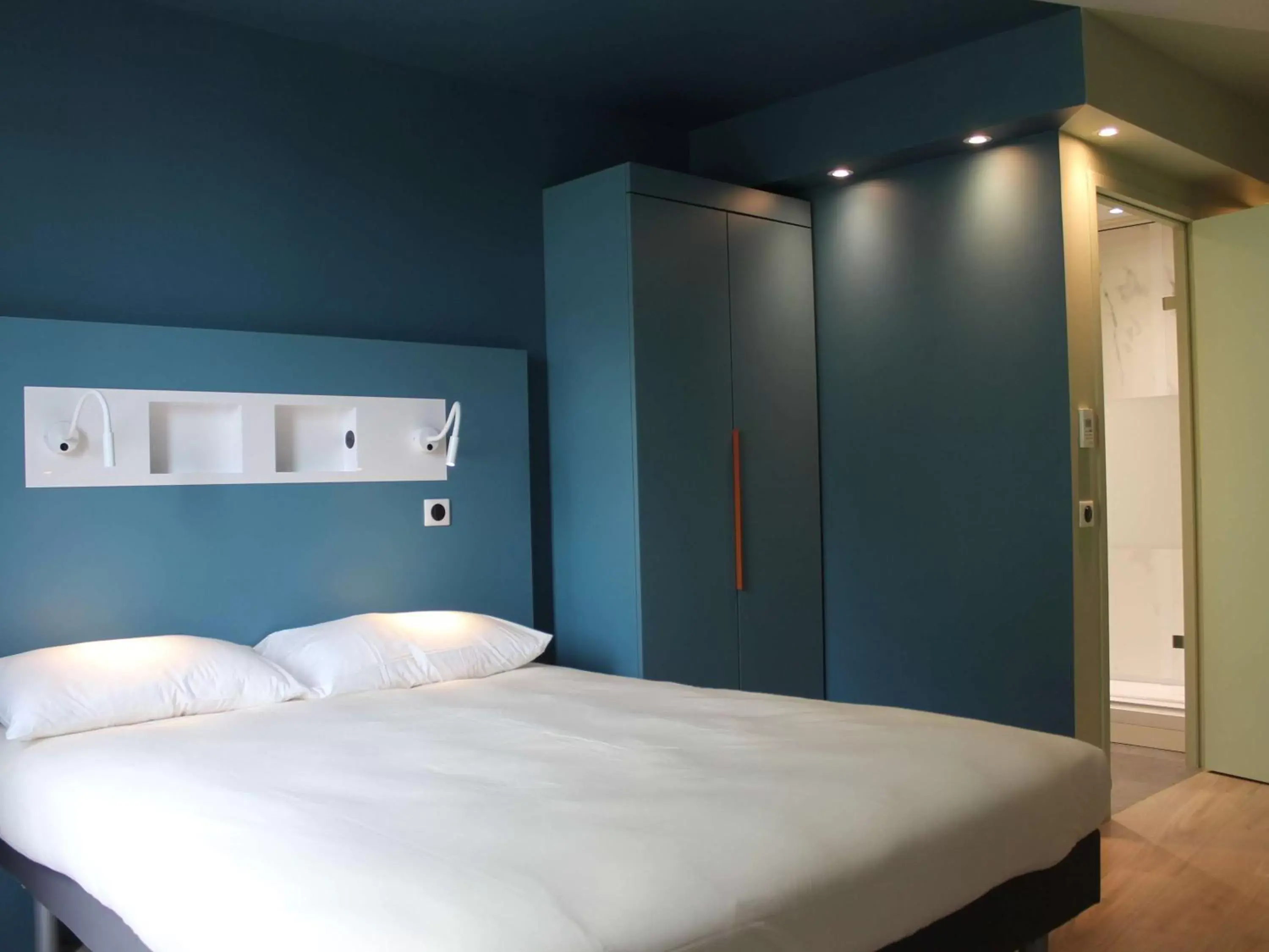 Photo of the whole room, Bed in ibis budget Rouen Centre Rive Gauche