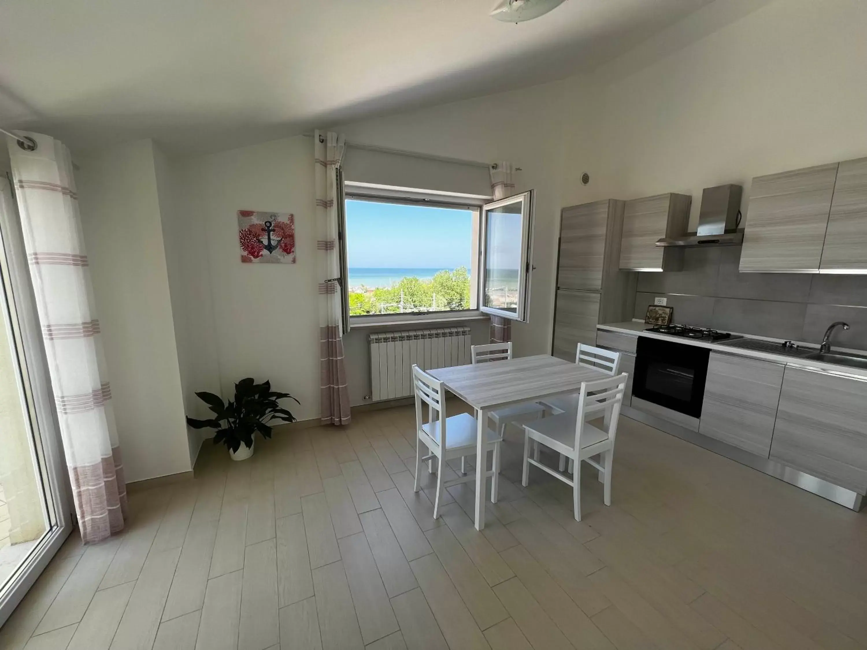 Kitchen or kitchenette, Dining Area in Nautilus Appartamenti a mare