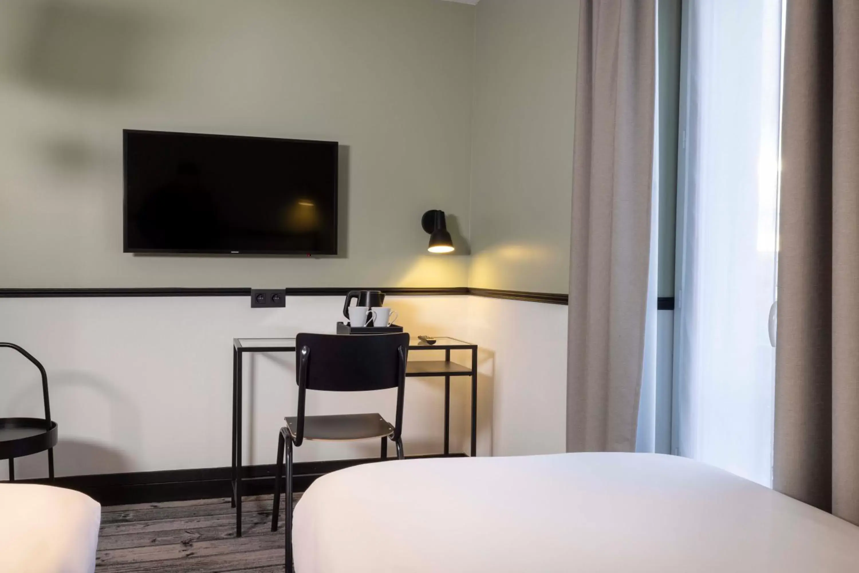 Bedroom, TV/Entertainment Center in Hotel de l'Aqueduc