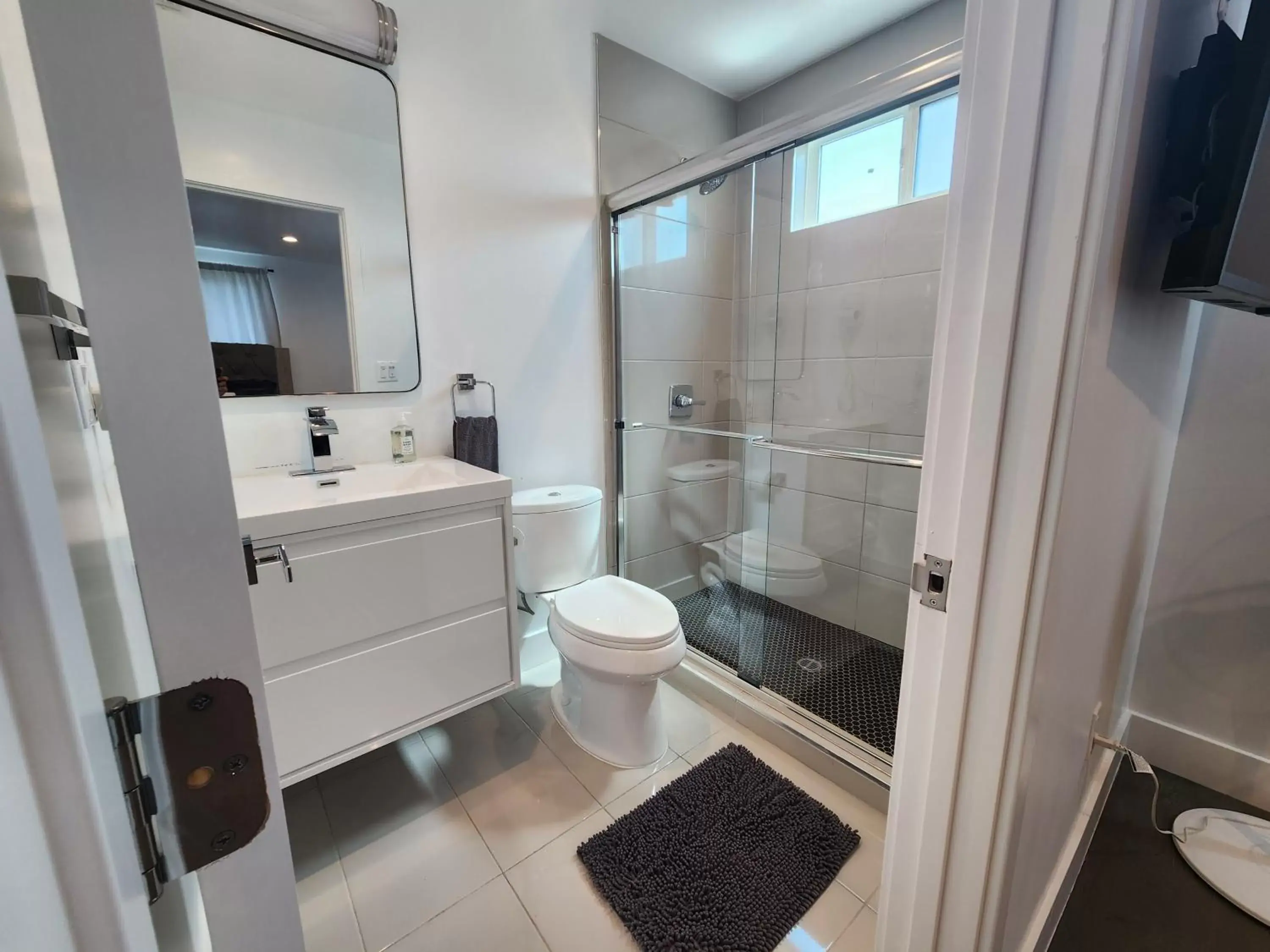Shower, Bathroom in R&R Suites