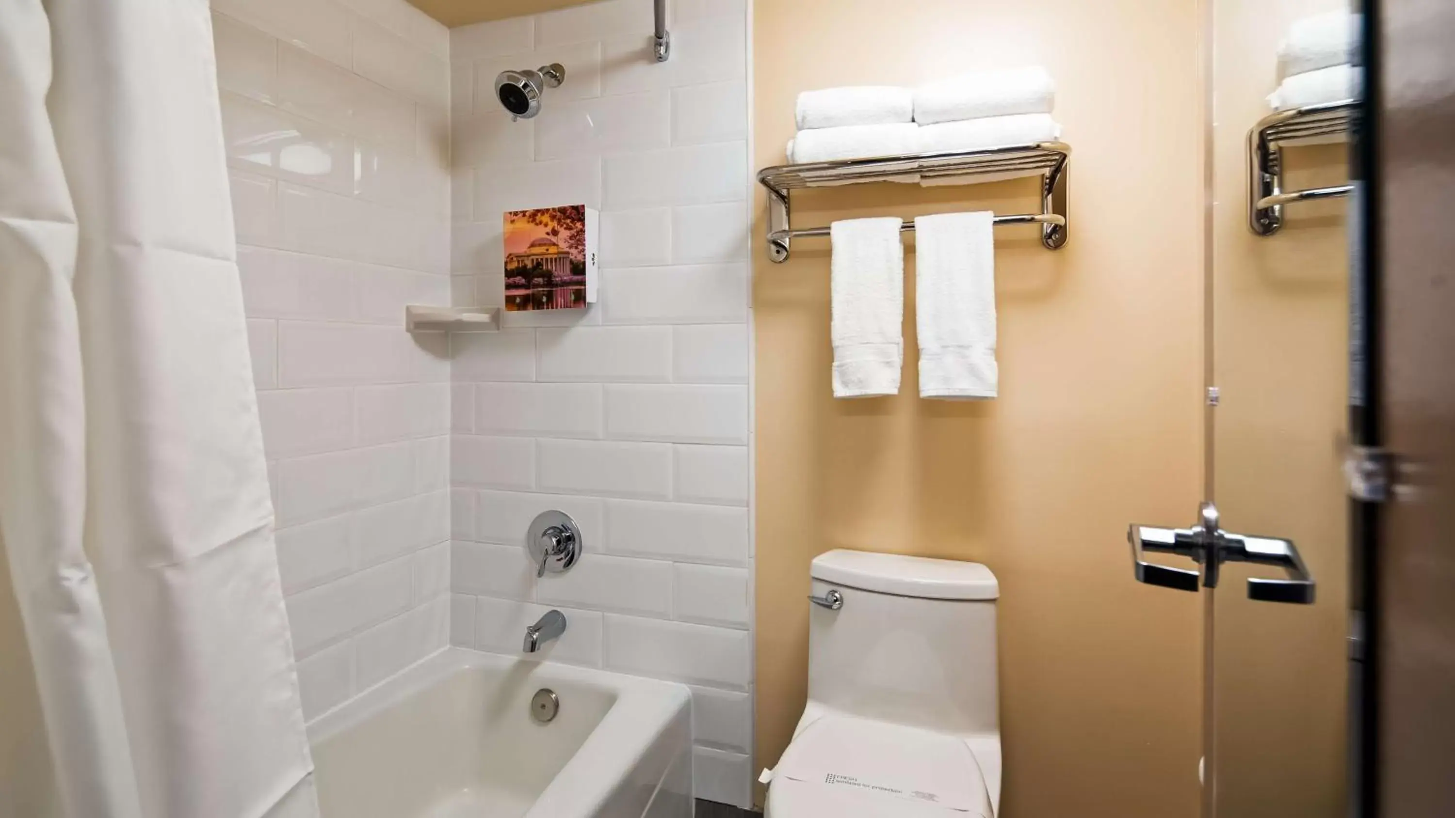 Photo of the whole room, Bathroom in Best Western Springfield