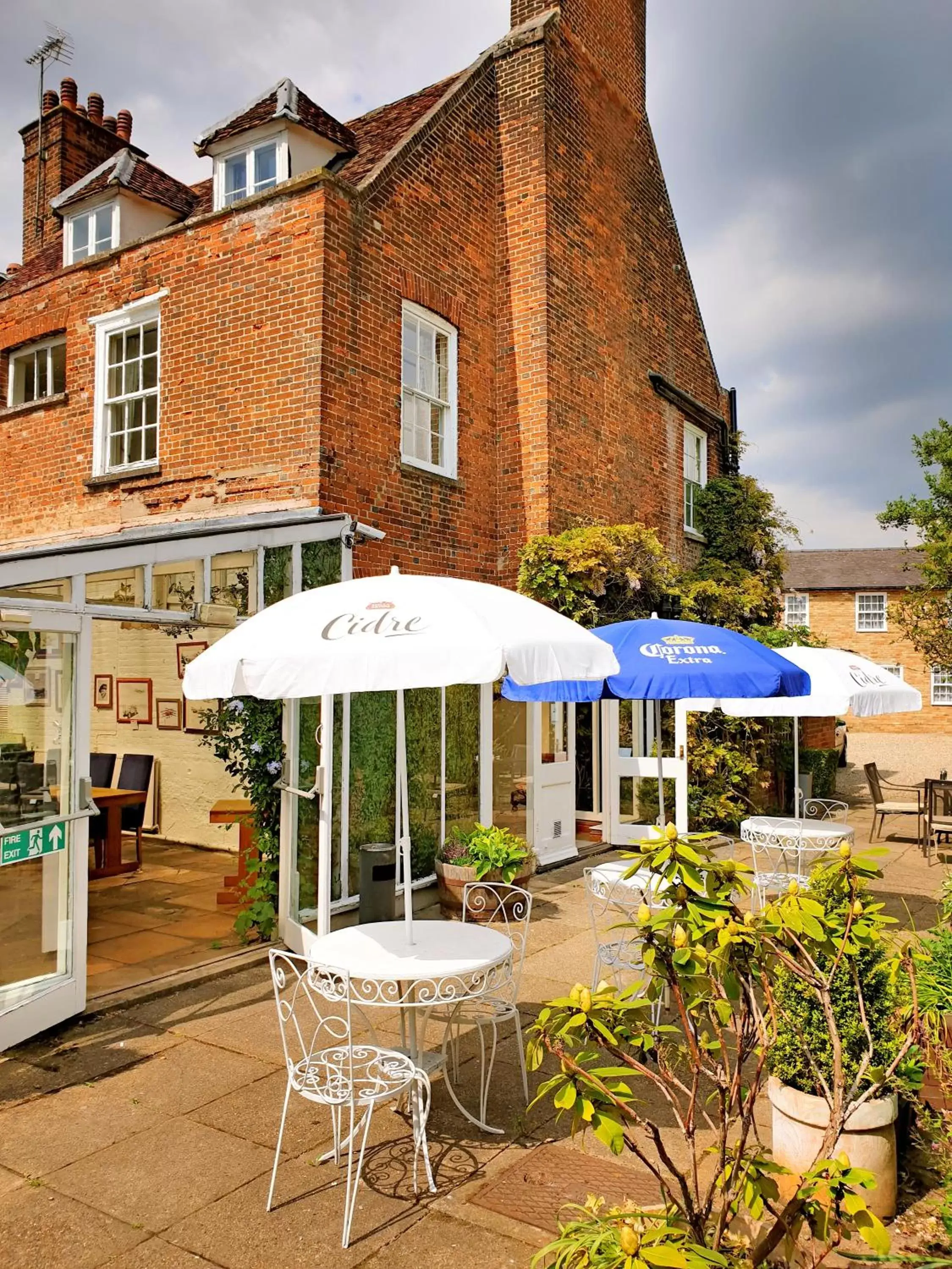 Garden, Property Building in The Crown House Inn