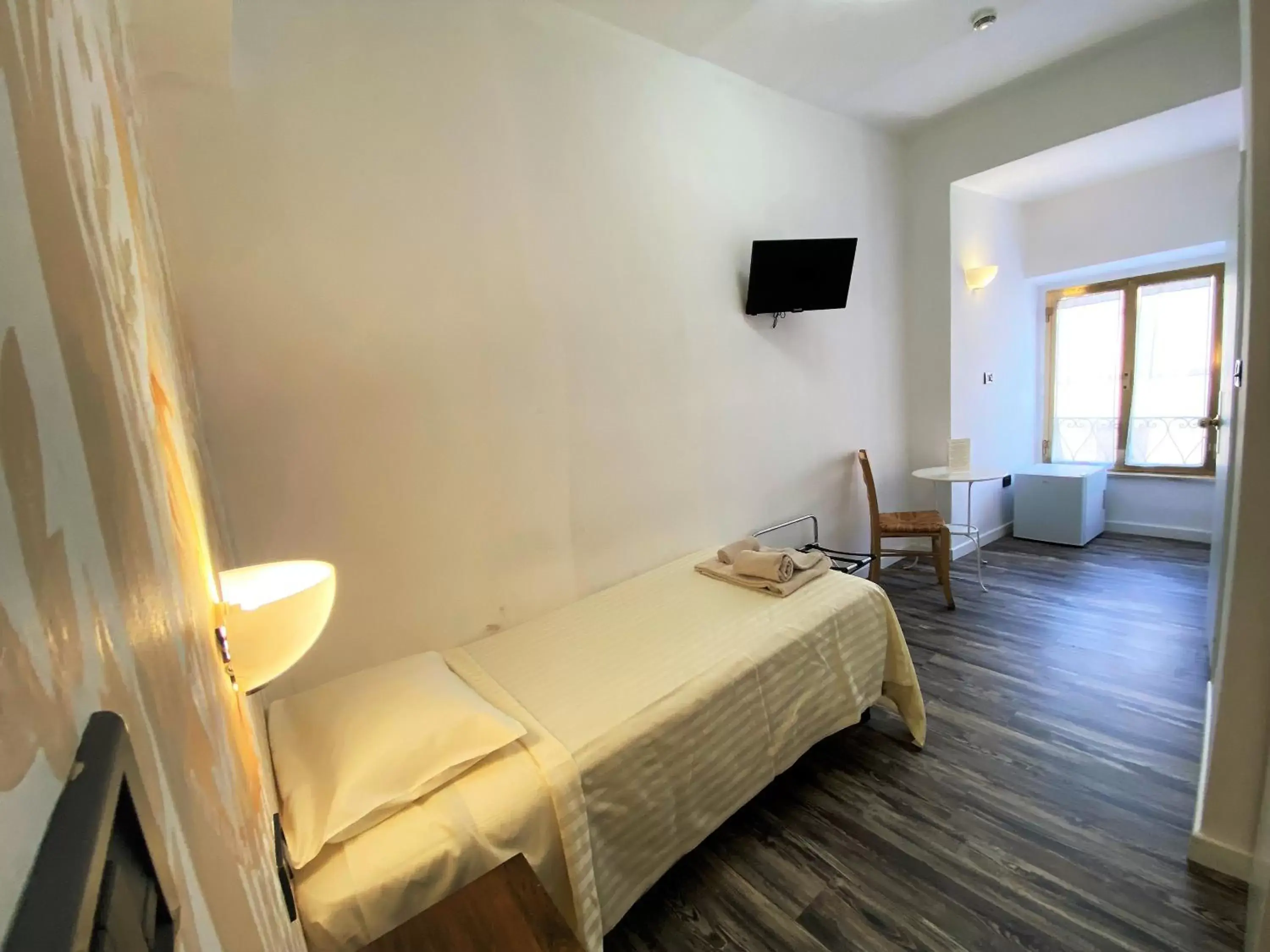 Communal lounge/ TV room, Bed in Hotel San Francesco e il lupo