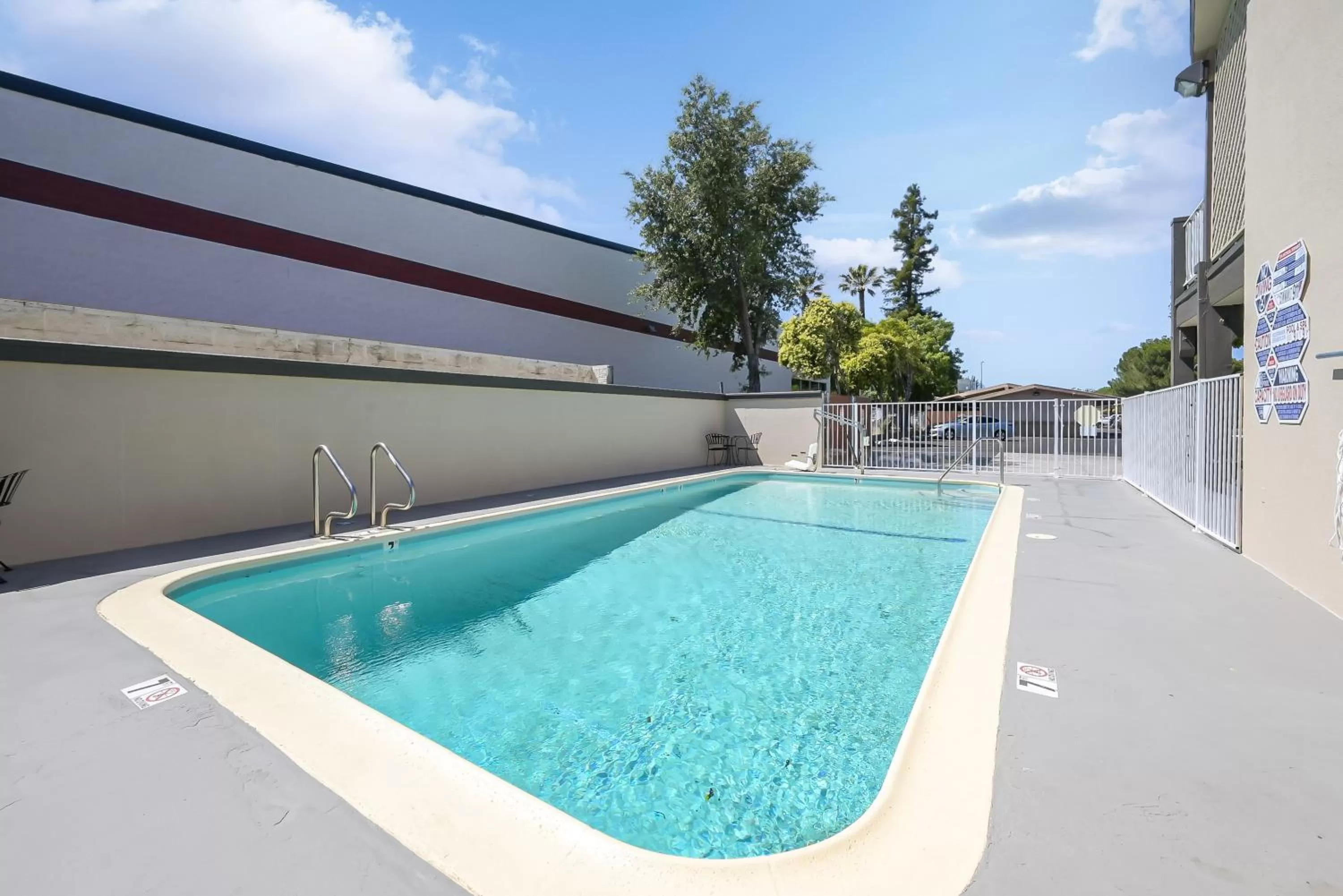 Swimming pool in Econo Lodge Woodland near I-5