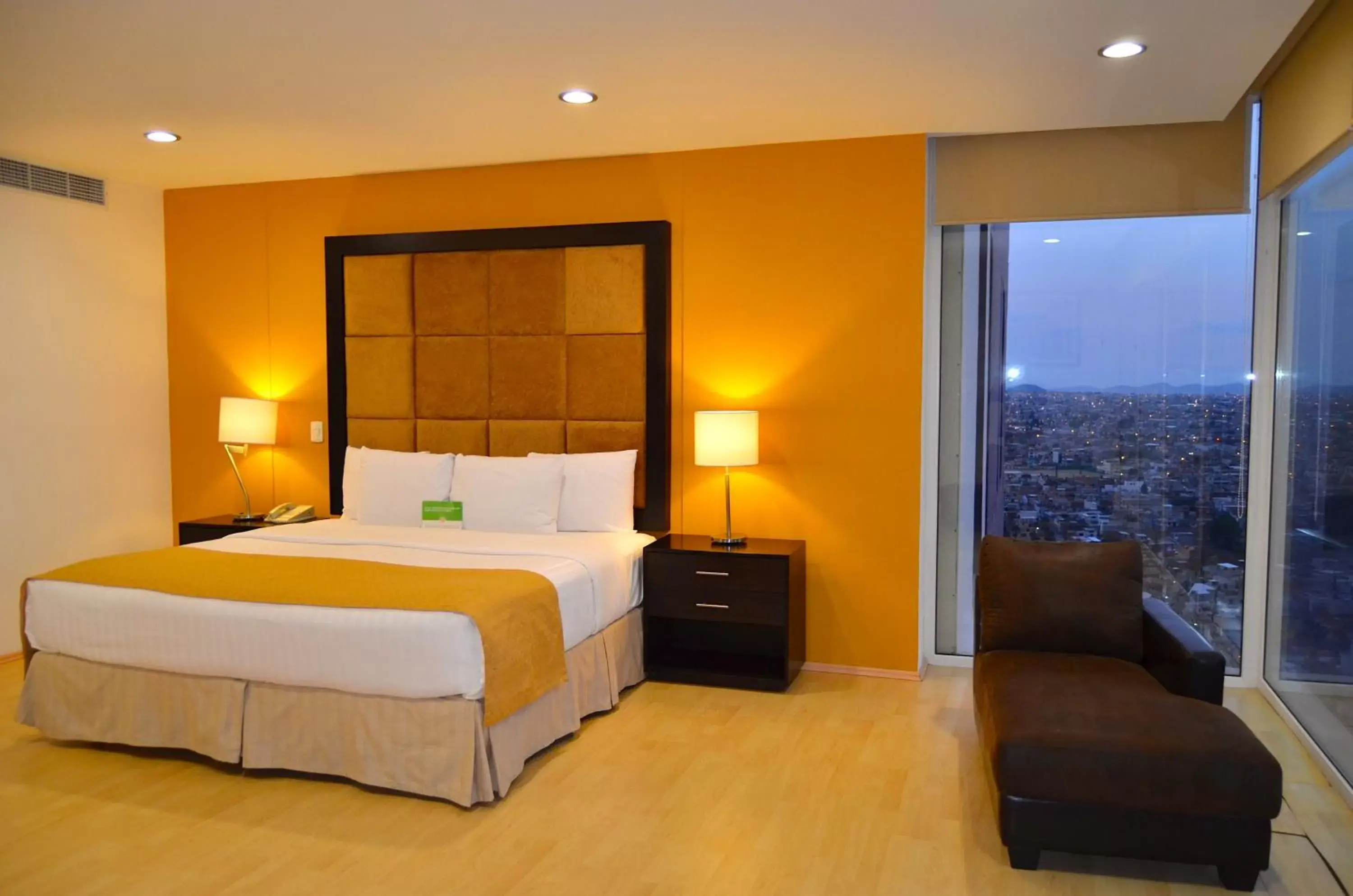 Photo of the whole room, Bed in La Quinta by Wyndham Puebla Palmas Angelopolis