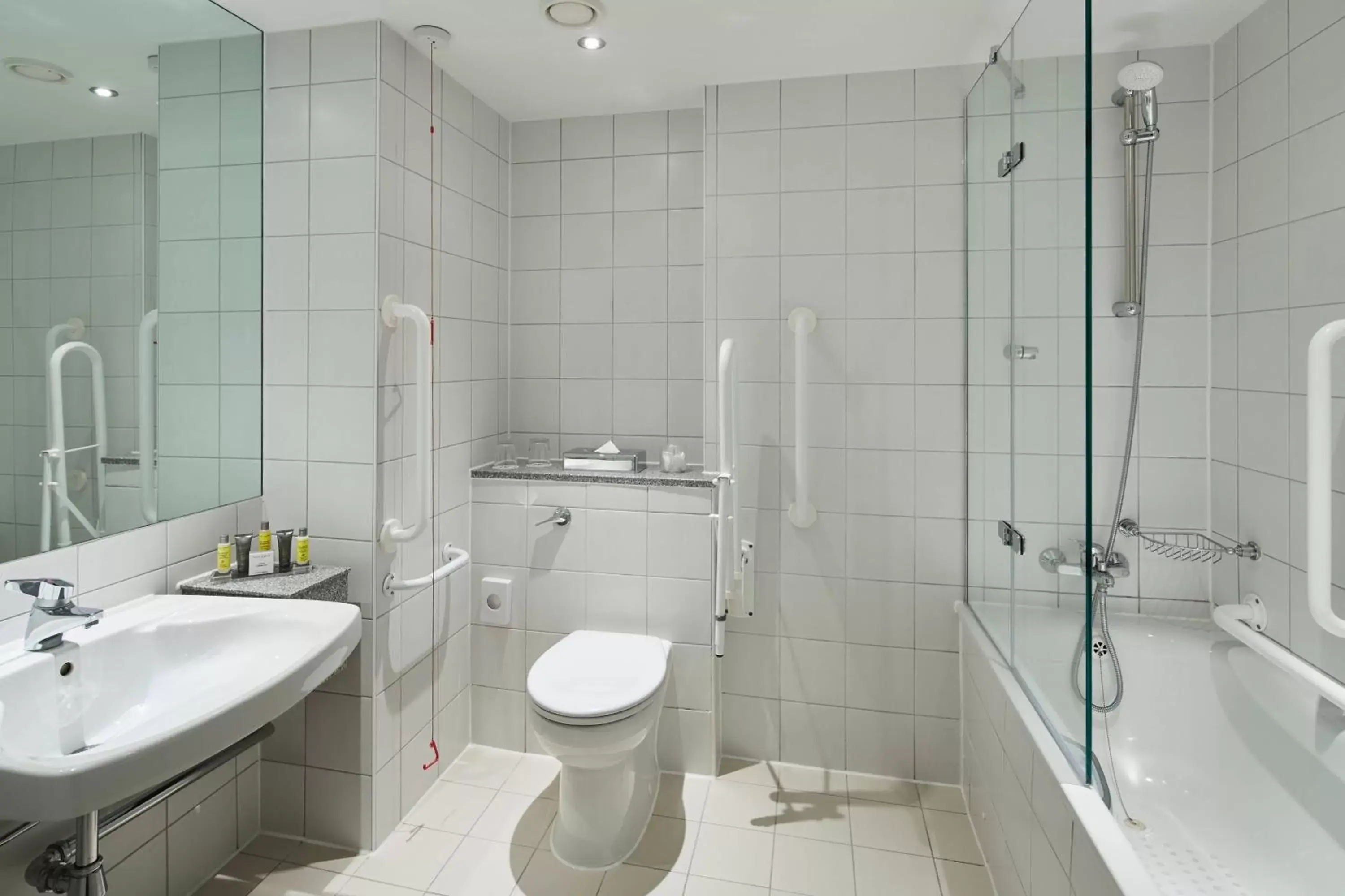Bathroom in Leicester Marriott Hotel