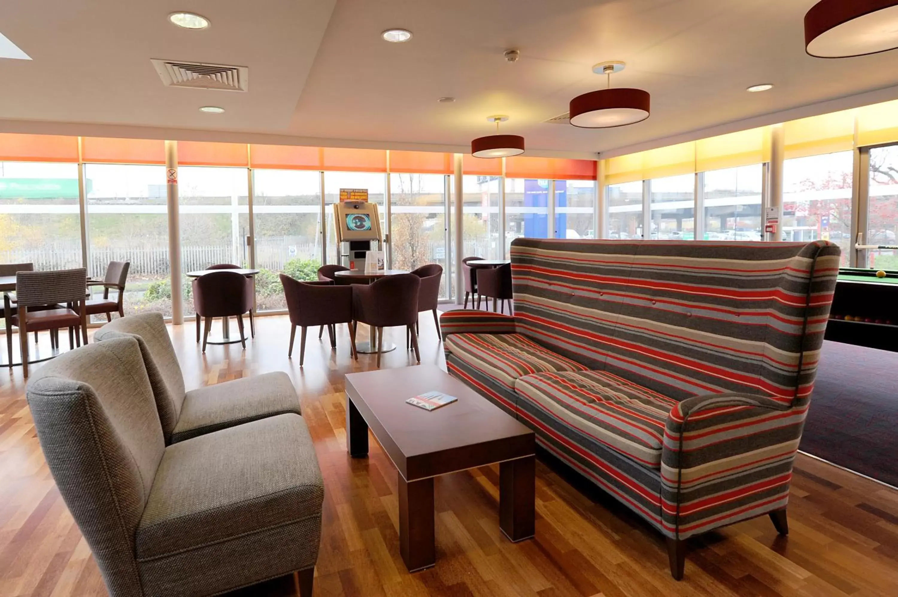 Lounge or bar in Park Inn by Radisson Birmingham Walsall Lounge or bar in Park Inn by Radisson Birmingham Walsall