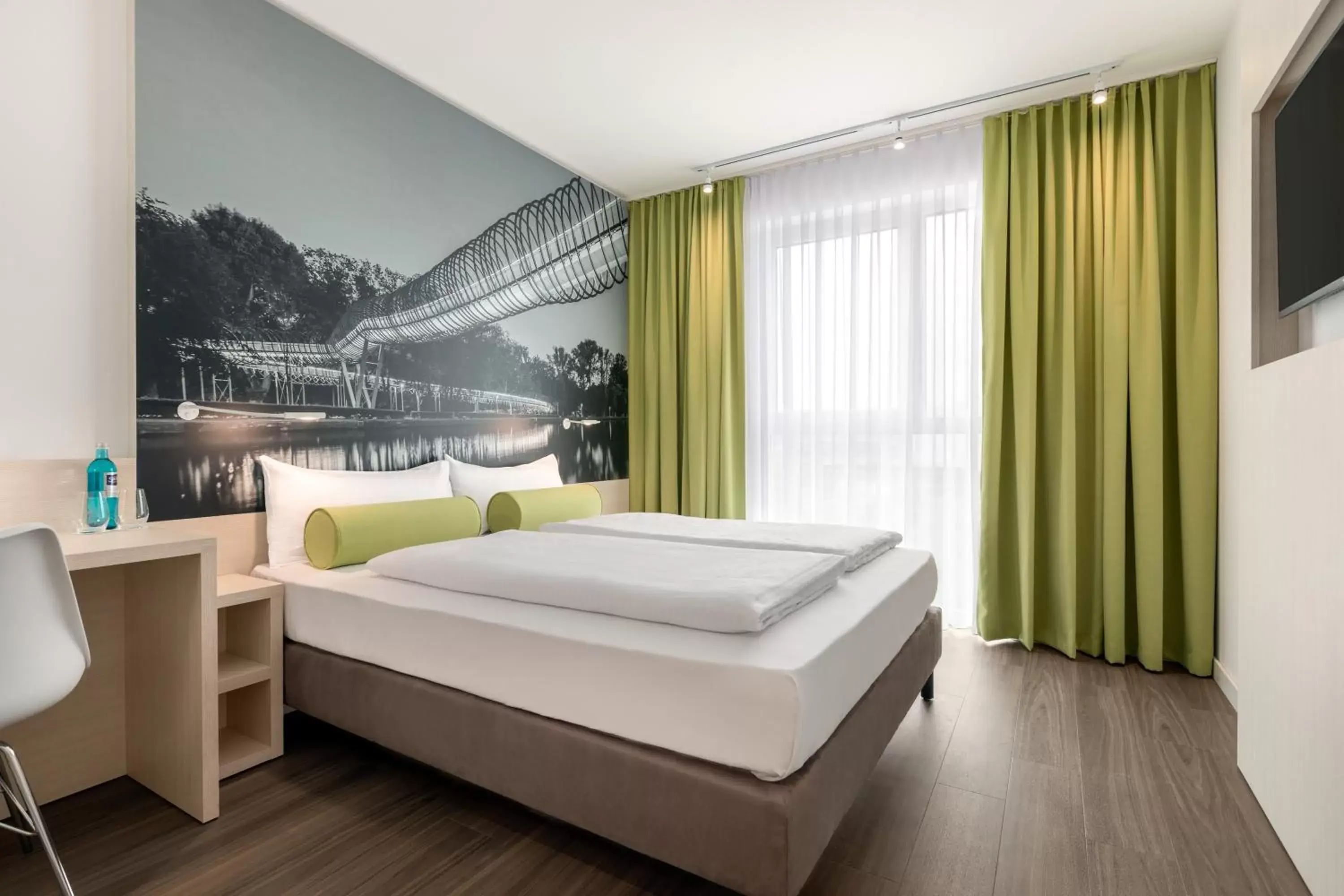 Photo of the whole room, Bed in Super 8 by Wyndham Oberhausen am Centro