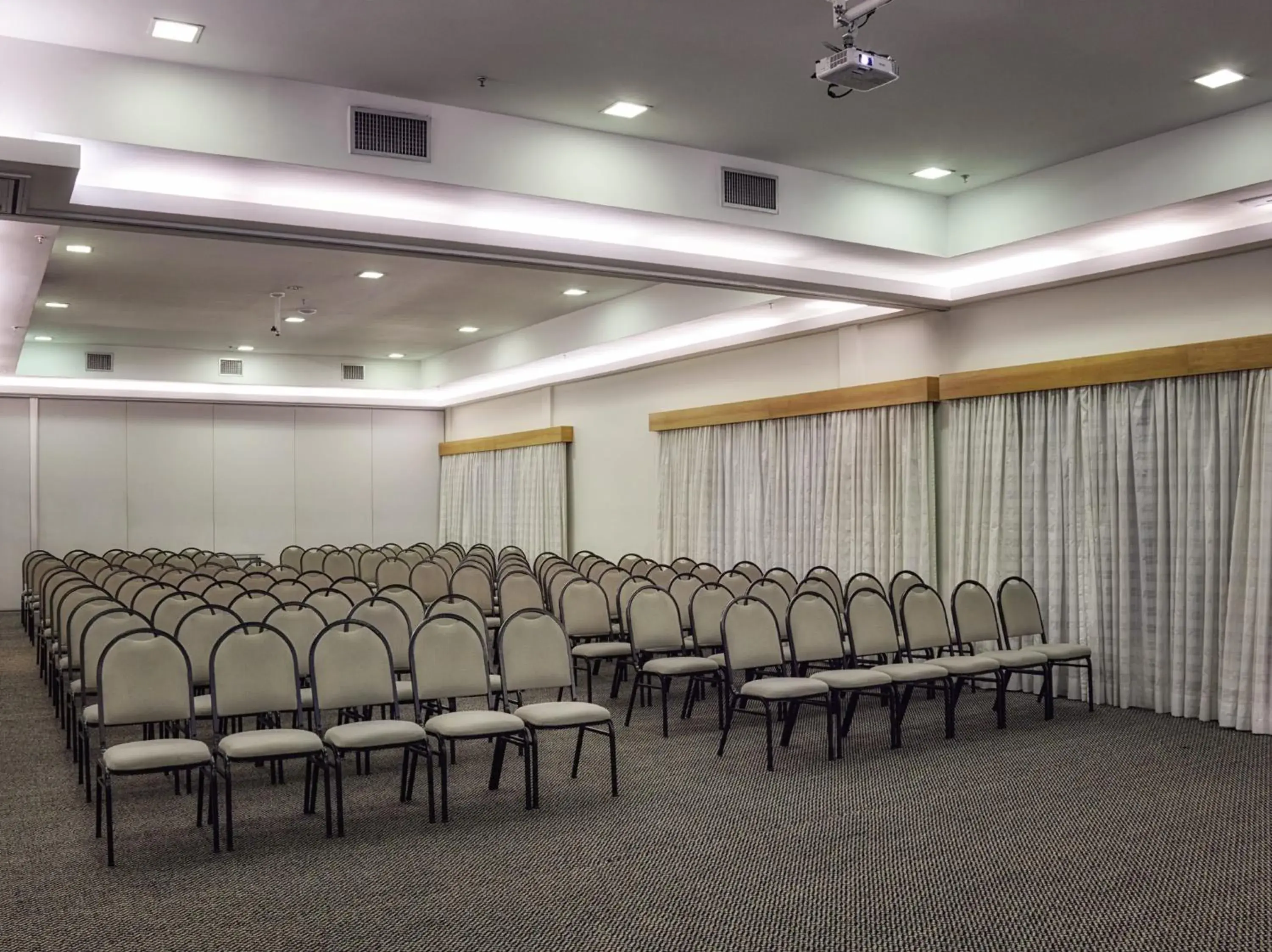 Business facilities in Sol Alphaville Hotel & Residence