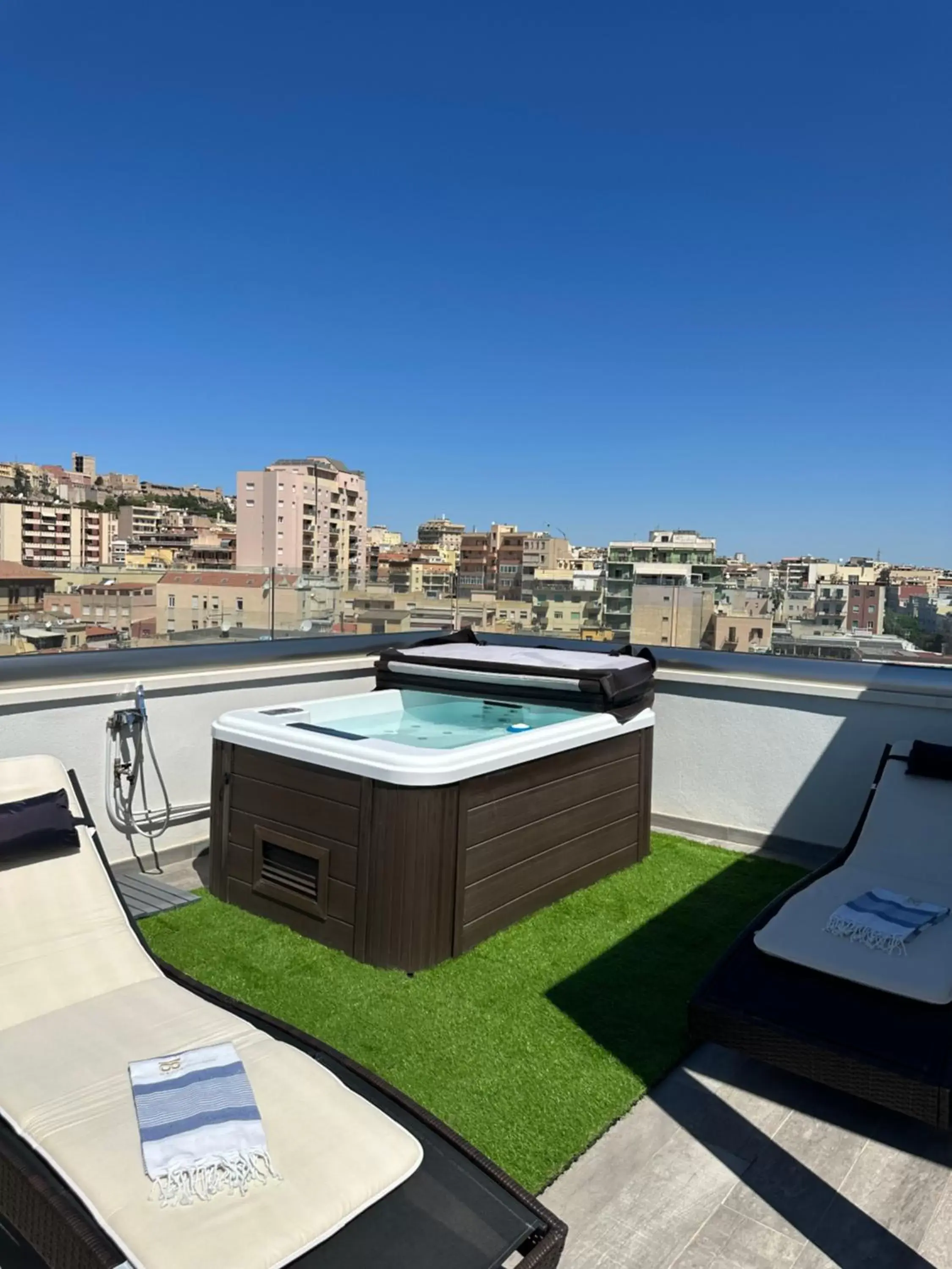 Hot Tub in 18 Dante Luxury Suites