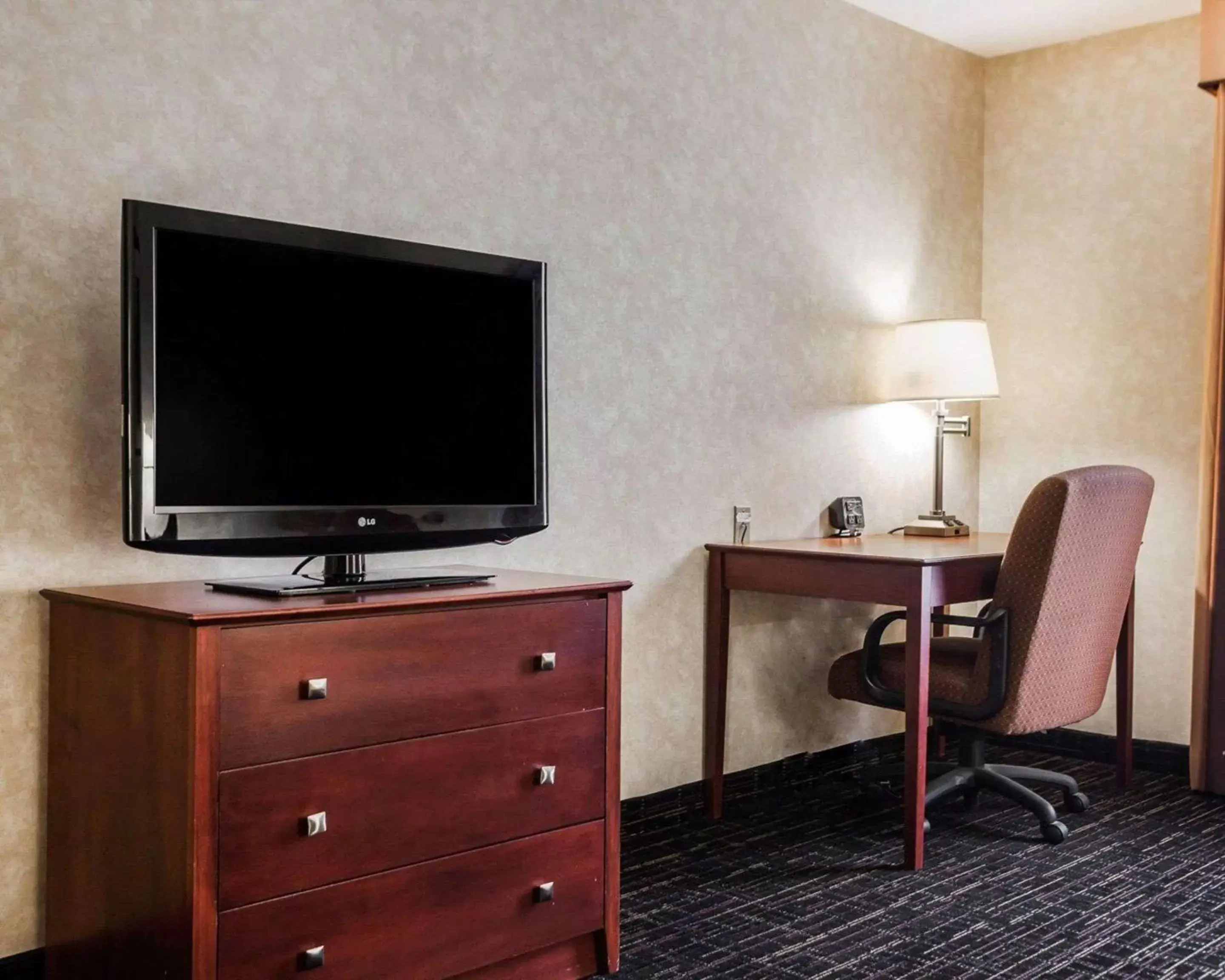 Photo of the whole room, TV/Entertainment Center in Comfort Suites - Independence
