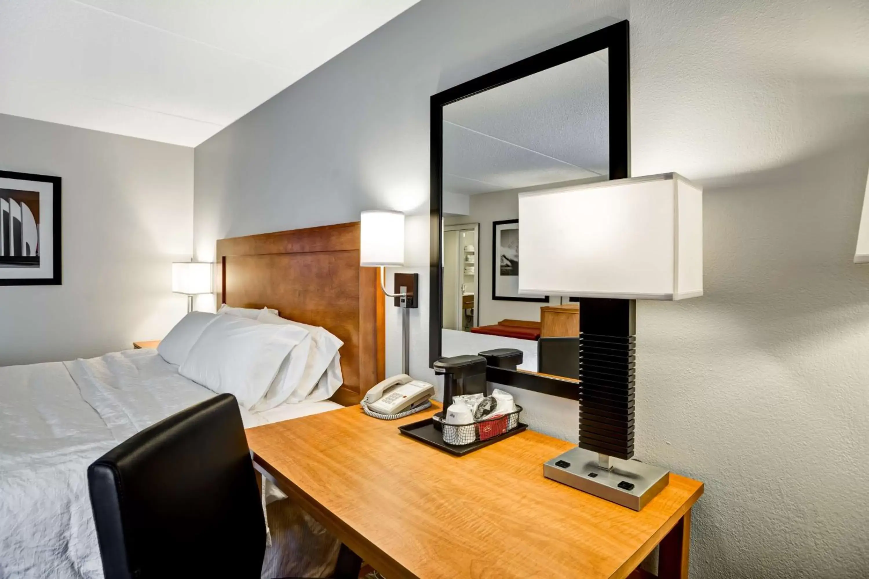 Bed, TV/Entertainment Center in Hampton Inn Norfolk-Naval Base