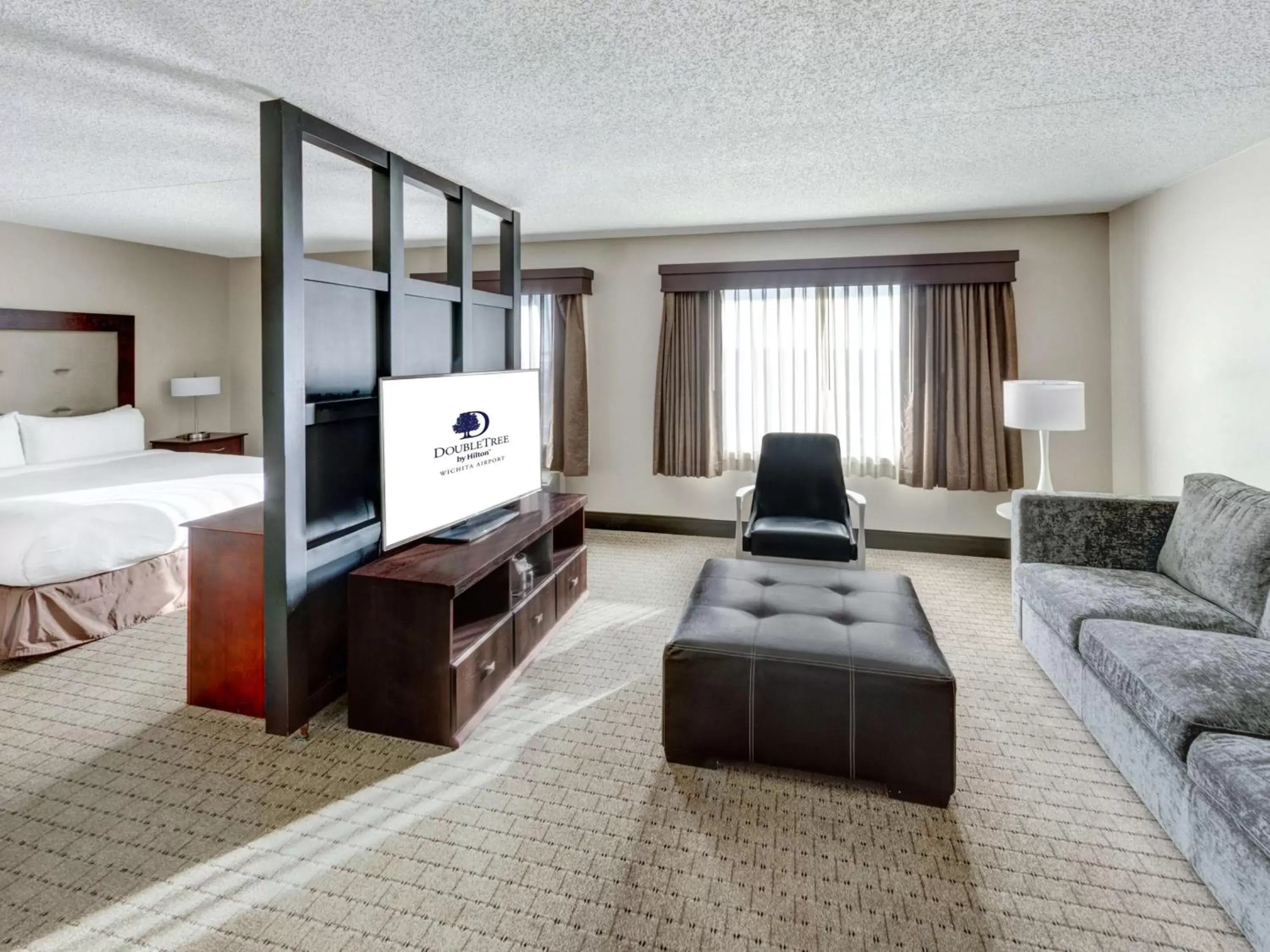 Living room, TV/Entertainment Center in DoubleTree by Hilton Wichita Airport