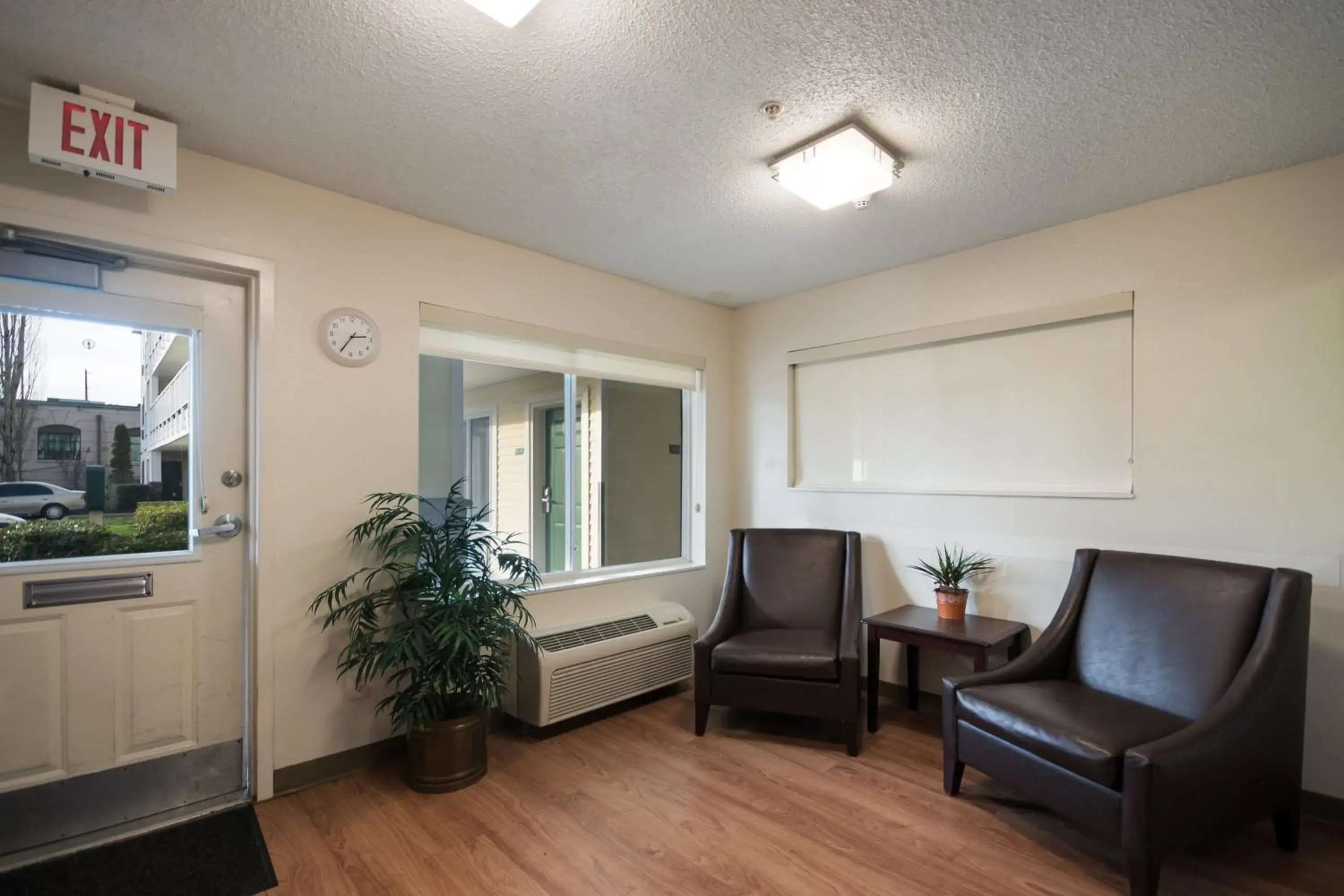 Lobby or reception, Seating Area in HomeTowne Studios by Red Roof Seattle - Kent/Des Moines