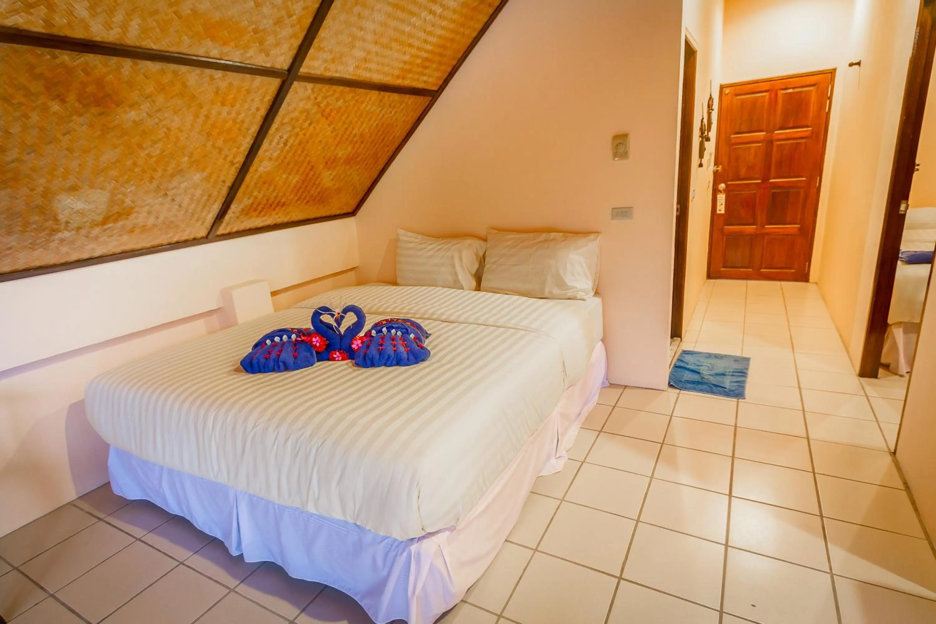 Bedroom, Bed in Laguna Beach Club Resort