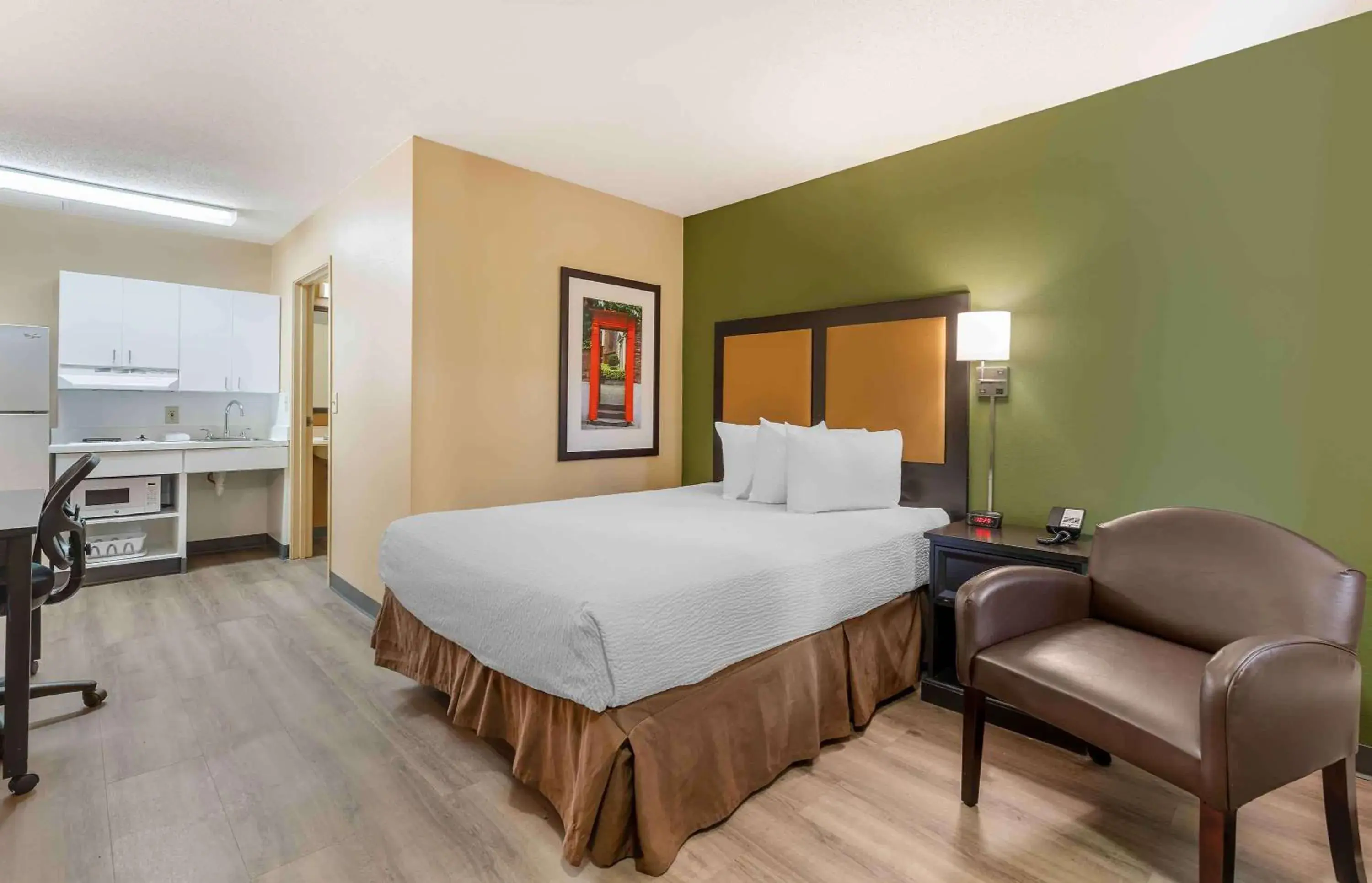 Bedroom, Bed in Extended Stay America Suites - St Louis - Westport - East Lackland Rd