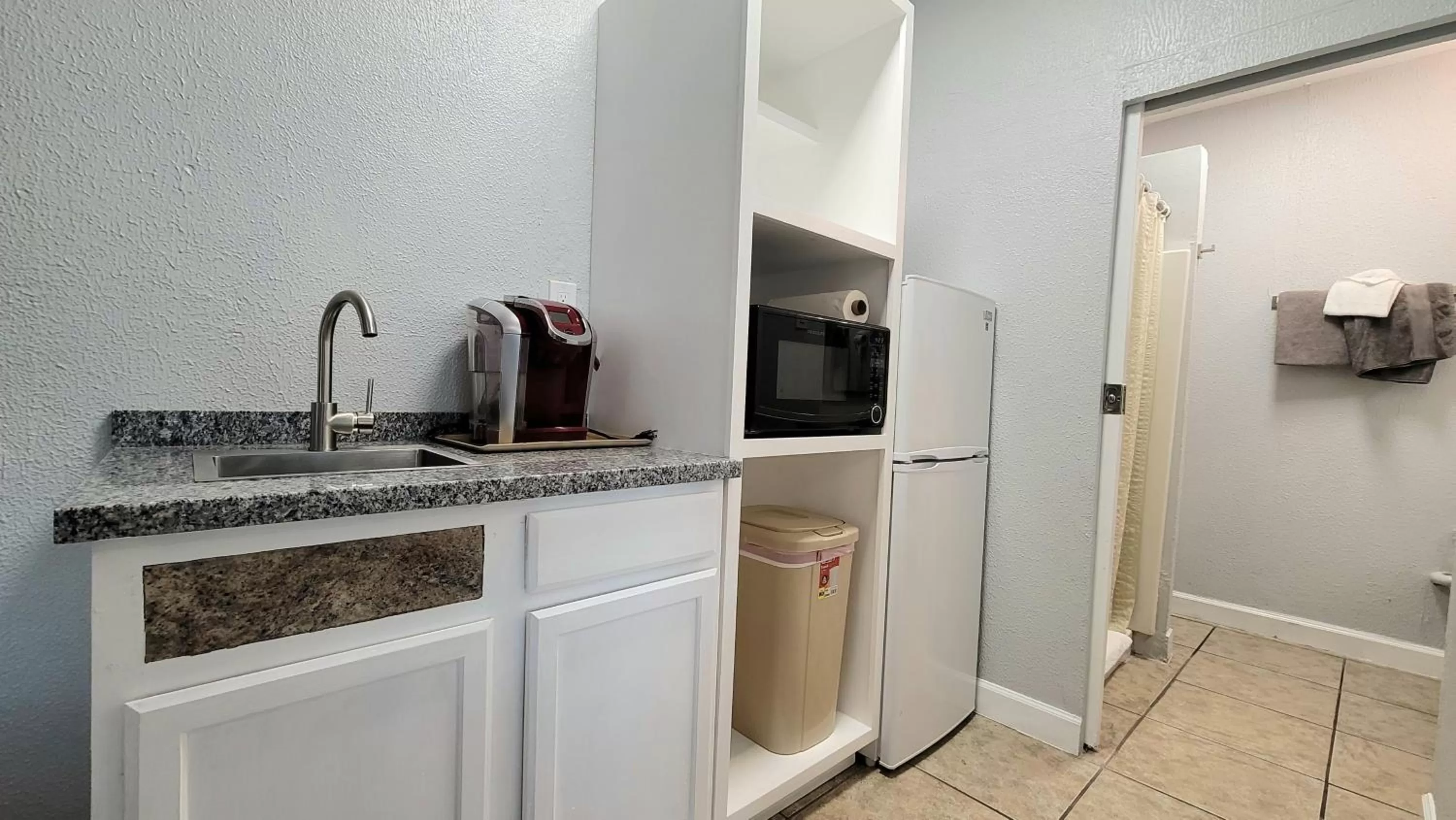 Kitchen or kitchenette in Barefoot mailman motel